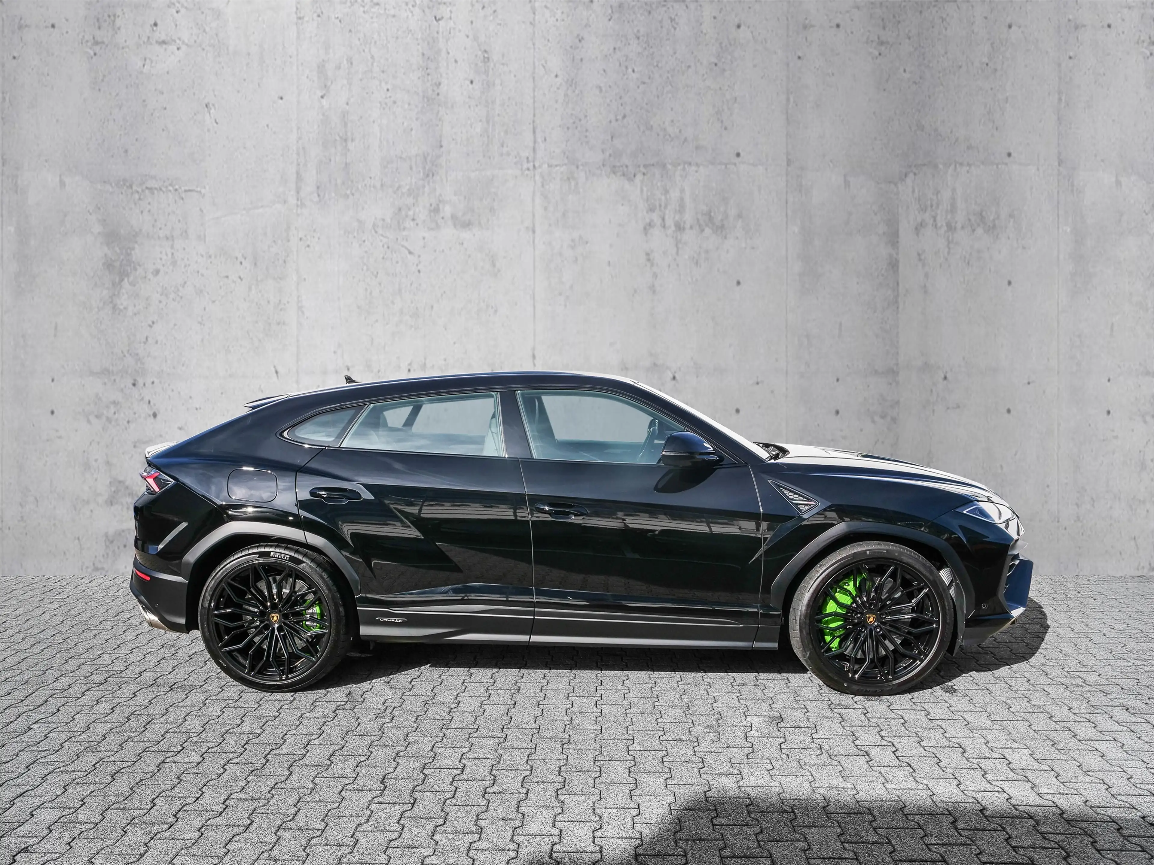 Lamborghini Urus SE Nero Noctis, Ambient Light — photo 2