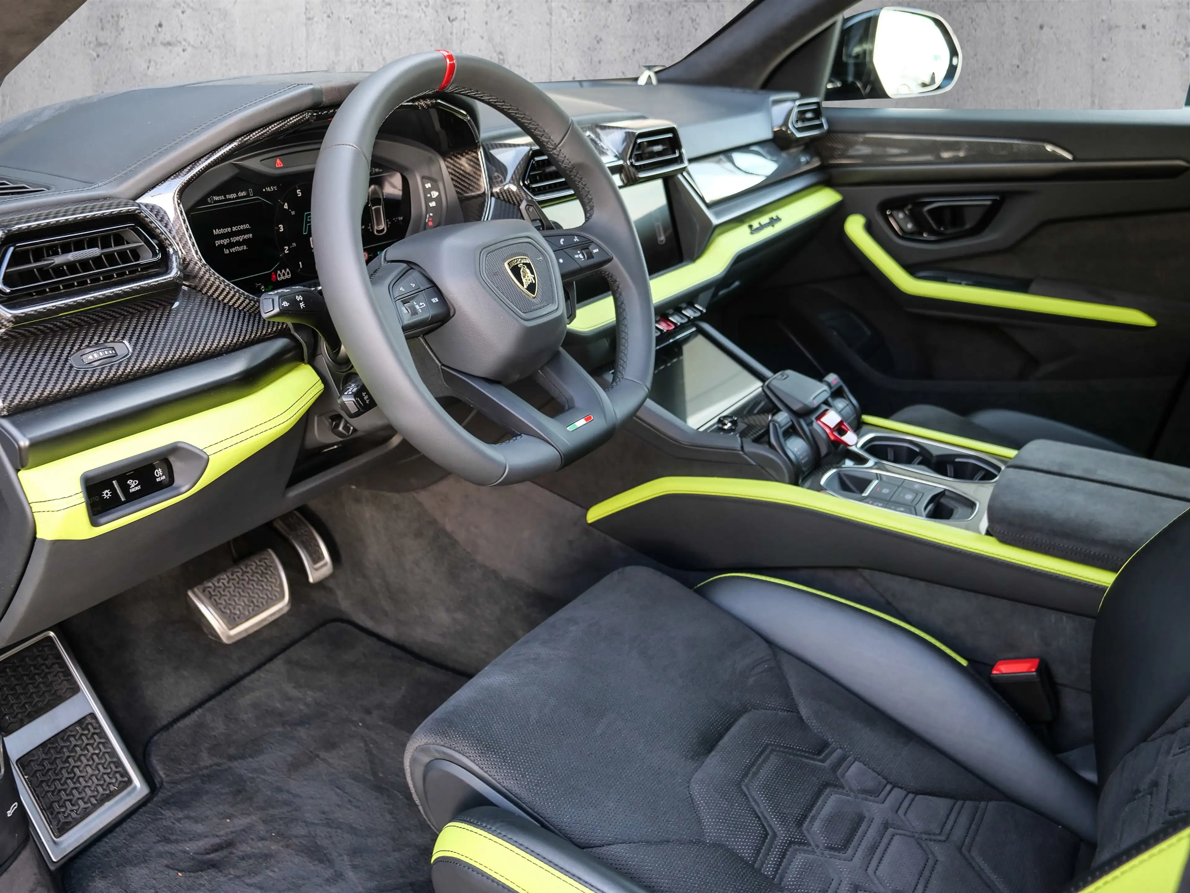 Lamborghini Urus SE Nero Noctis, Ambient Light — photo 10