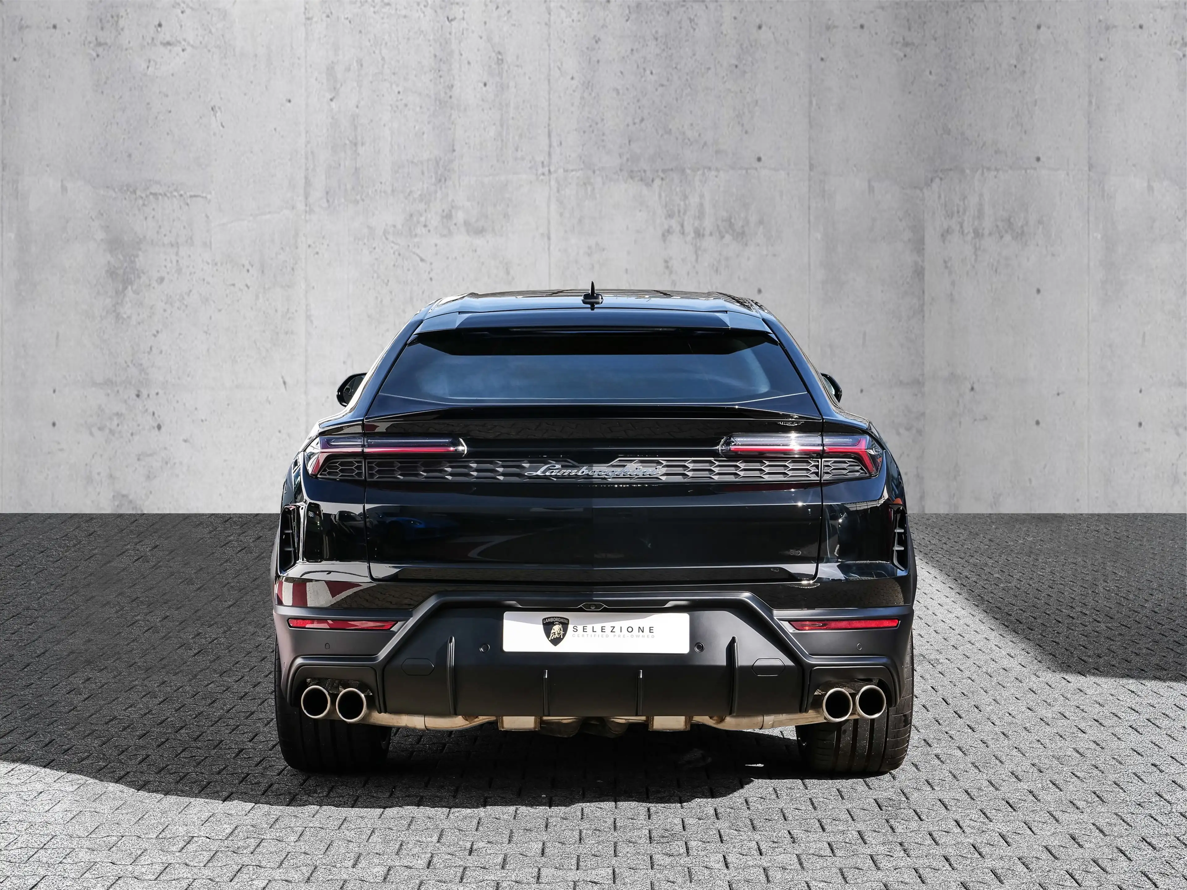 Lamborghini Urus SE Nero Noctis, Ambient Light — photo 4