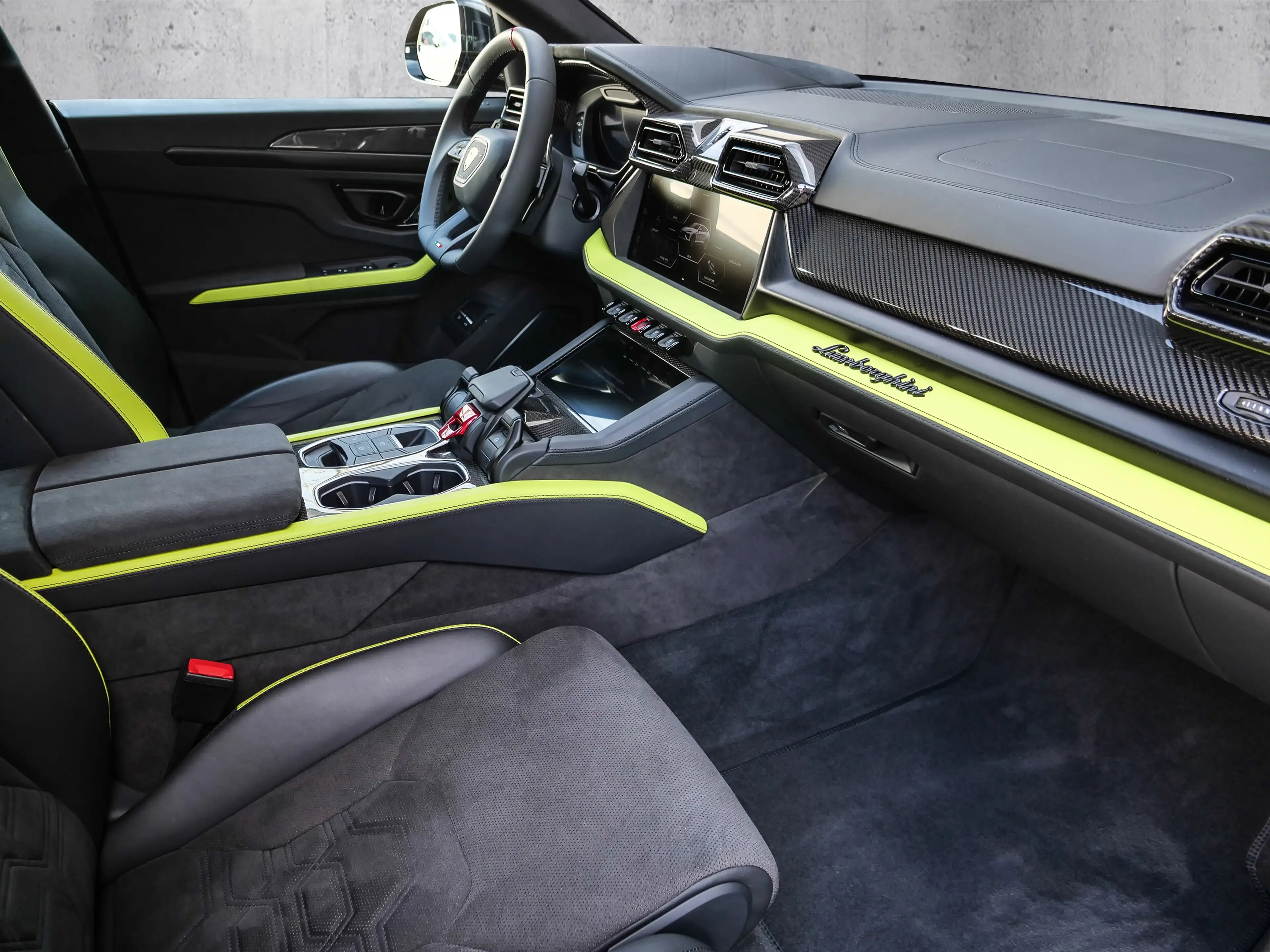 Lamborghini Urus SE Nero Noctis, Ambient Light — photo 15