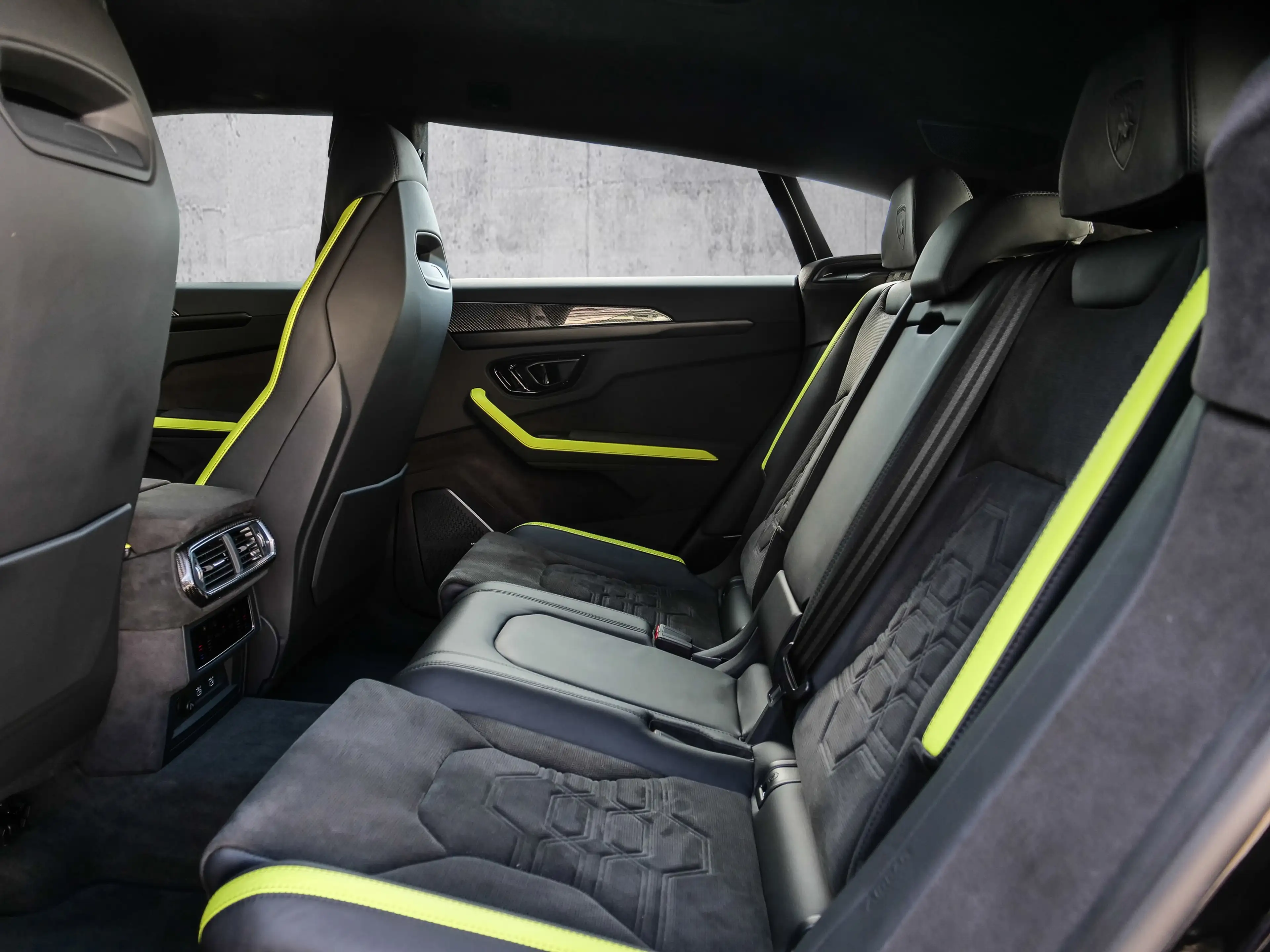 Lamborghini Urus SE Nero Noctis, Ambient Light — photo 12