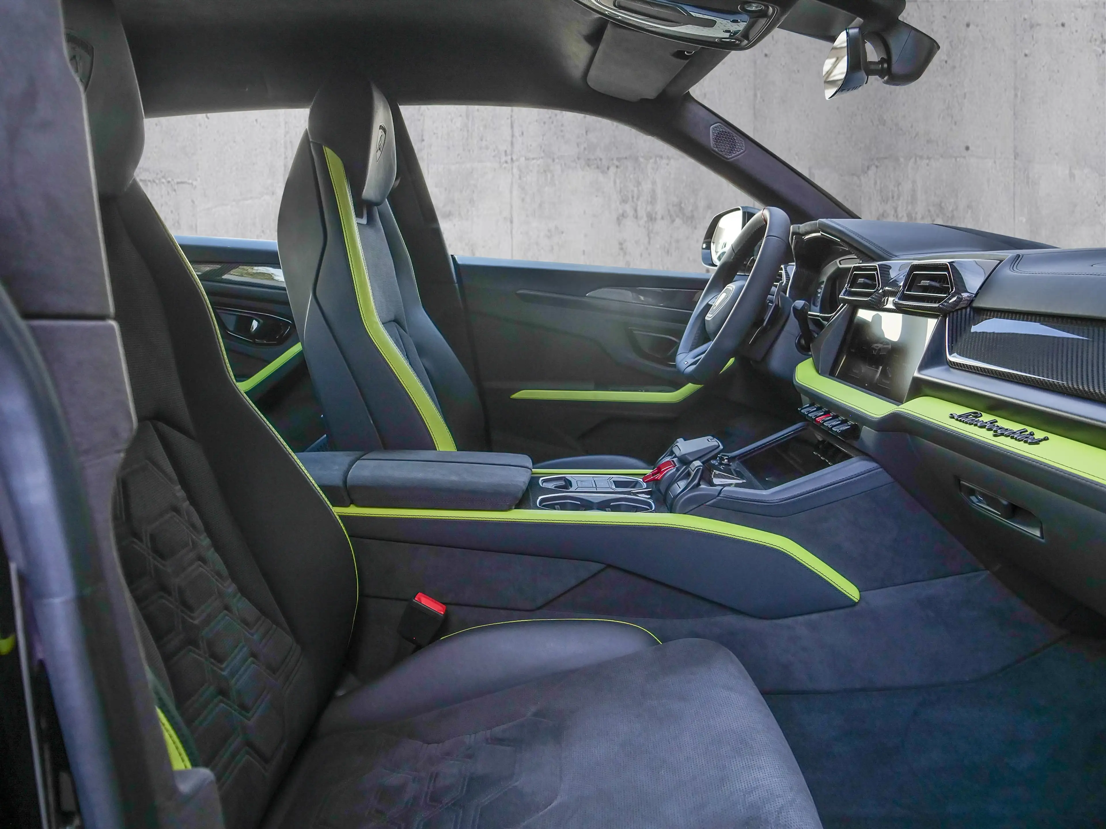 Lamborghini Urus SE Nero Noctis, Ambient Light — photo 6