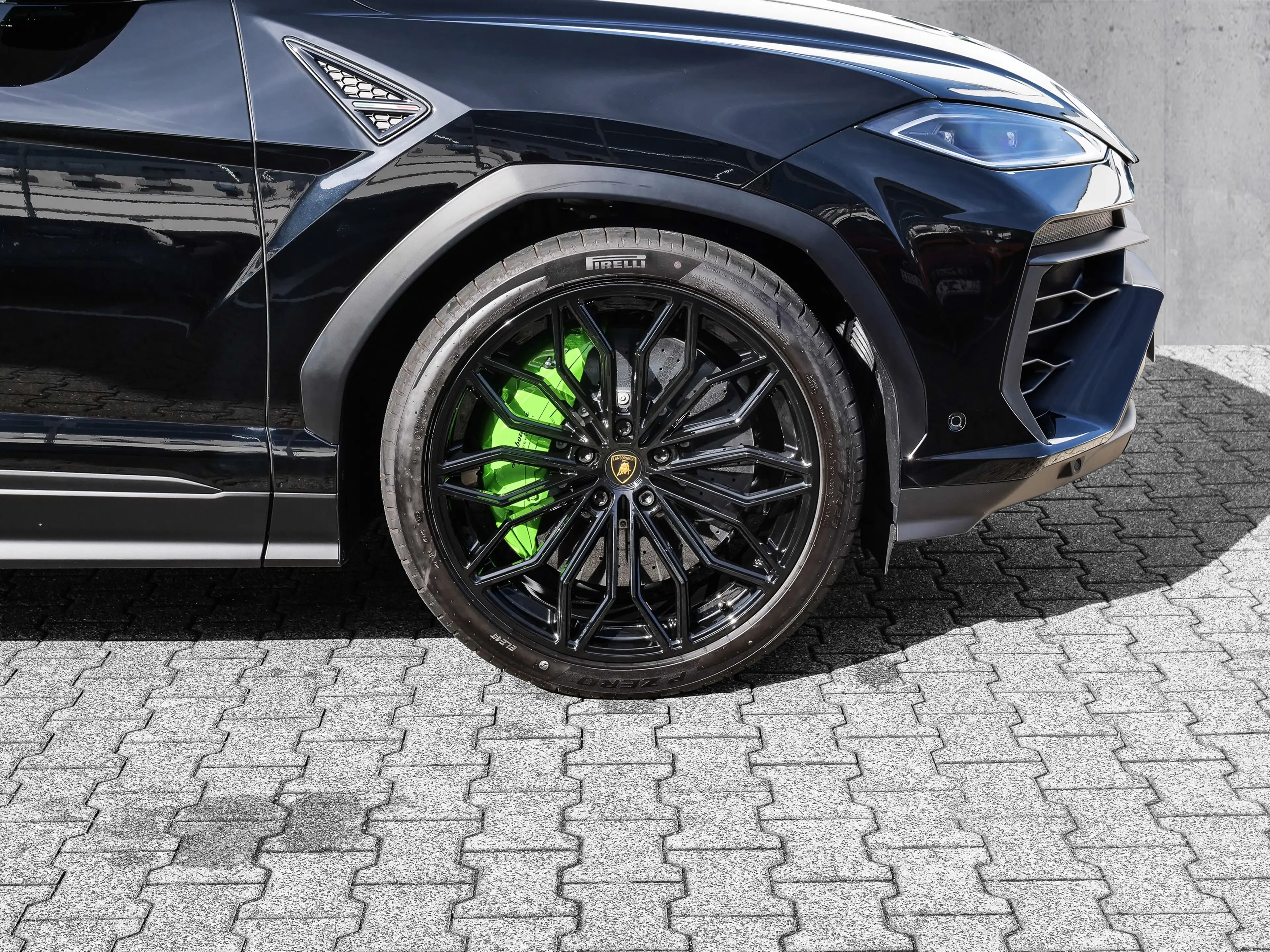 Lamborghini Urus SE Nero Noctis, Ambient Light — photo 9