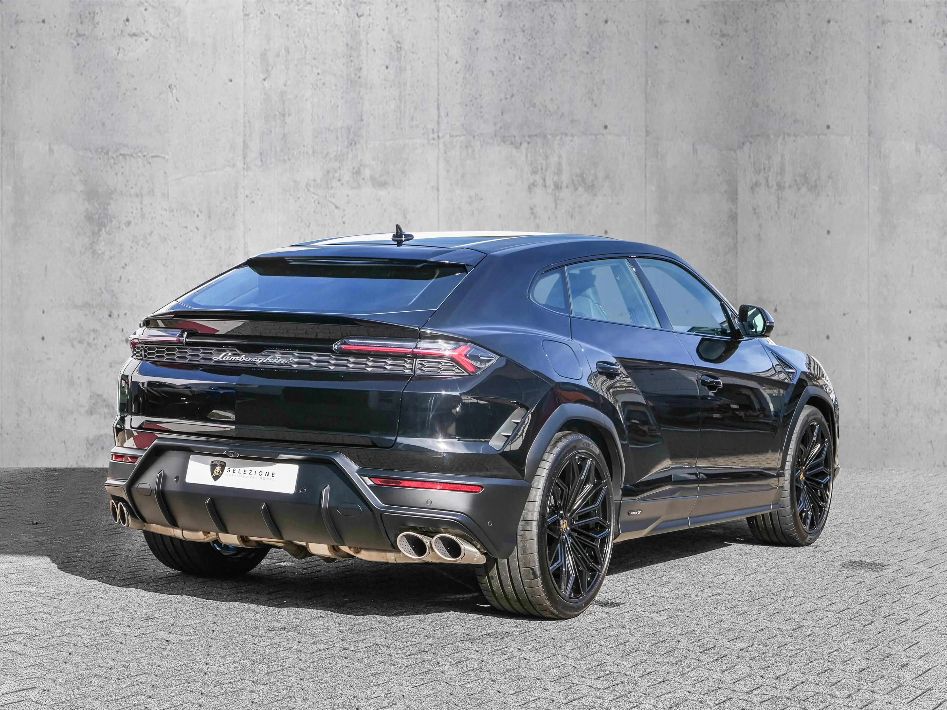 Lamborghini Urus SE Nero Noctis, Ambient Light — photo 3