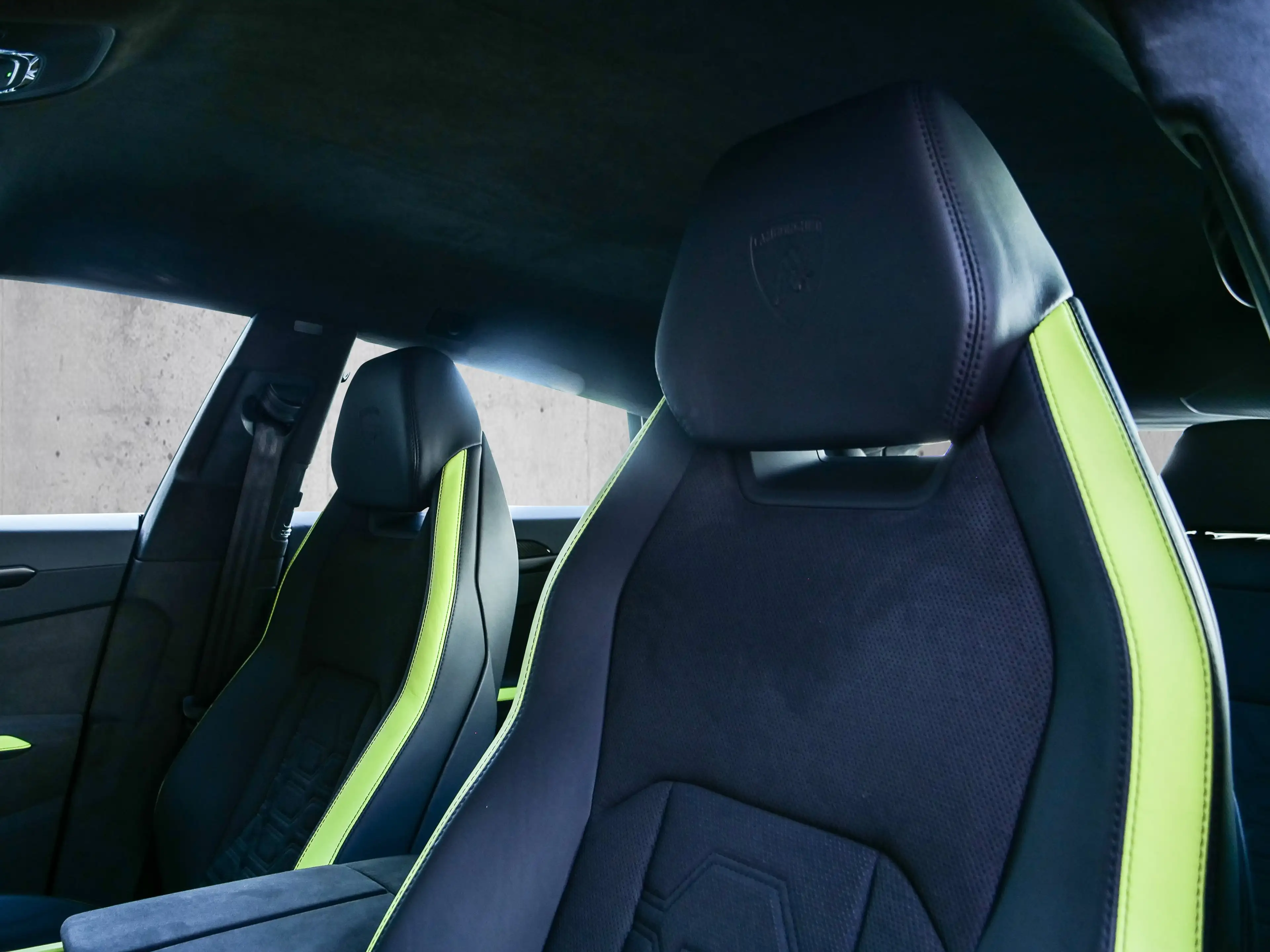 Lamborghini Urus SE Nero Noctis, Ambient Light — photo 11
