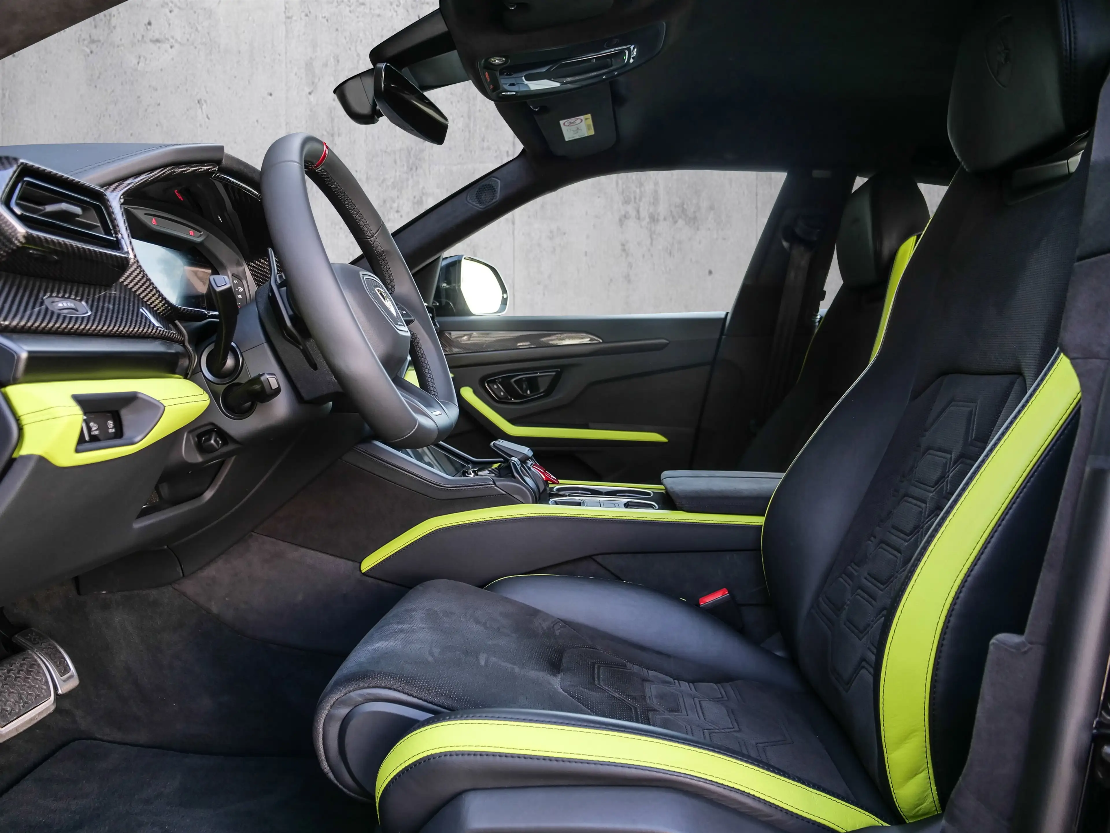 Lamborghini Urus SE Nero Noctis, Ambient Light — photo 8