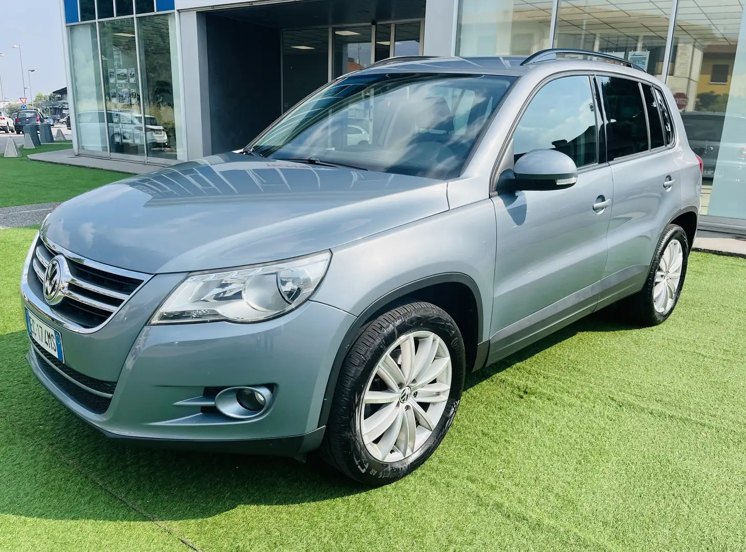 Volkswagen Tiguan - 1