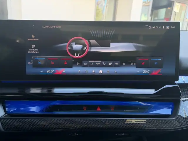 BMW 5 Series view 10