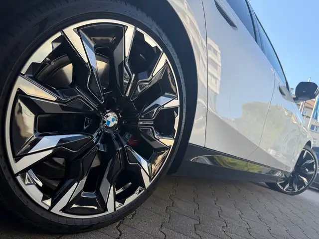 BMW 5 Series view 4