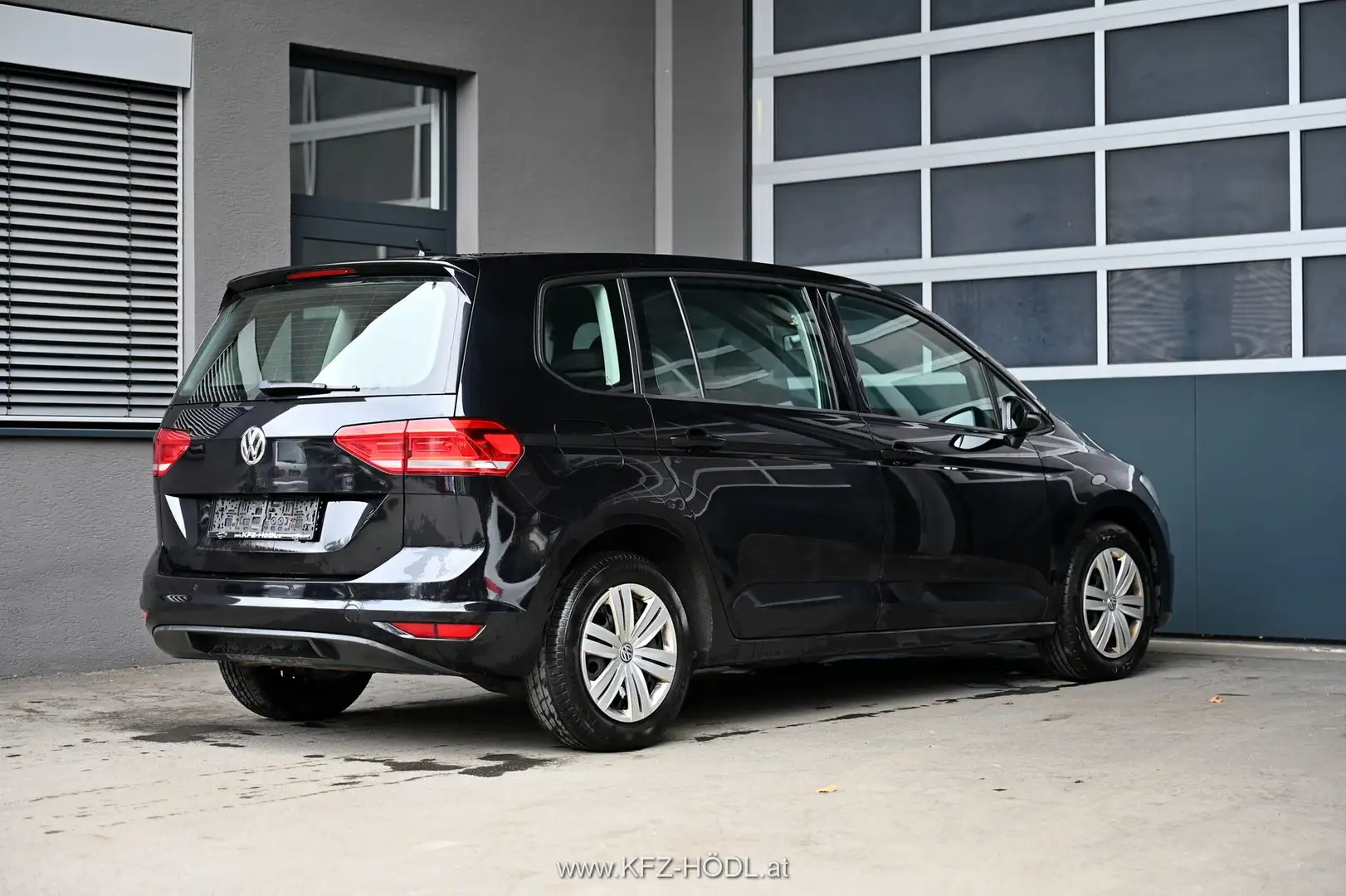 Volkswagen Touran 1.6 TDI BMT Trendline Fekete - 2