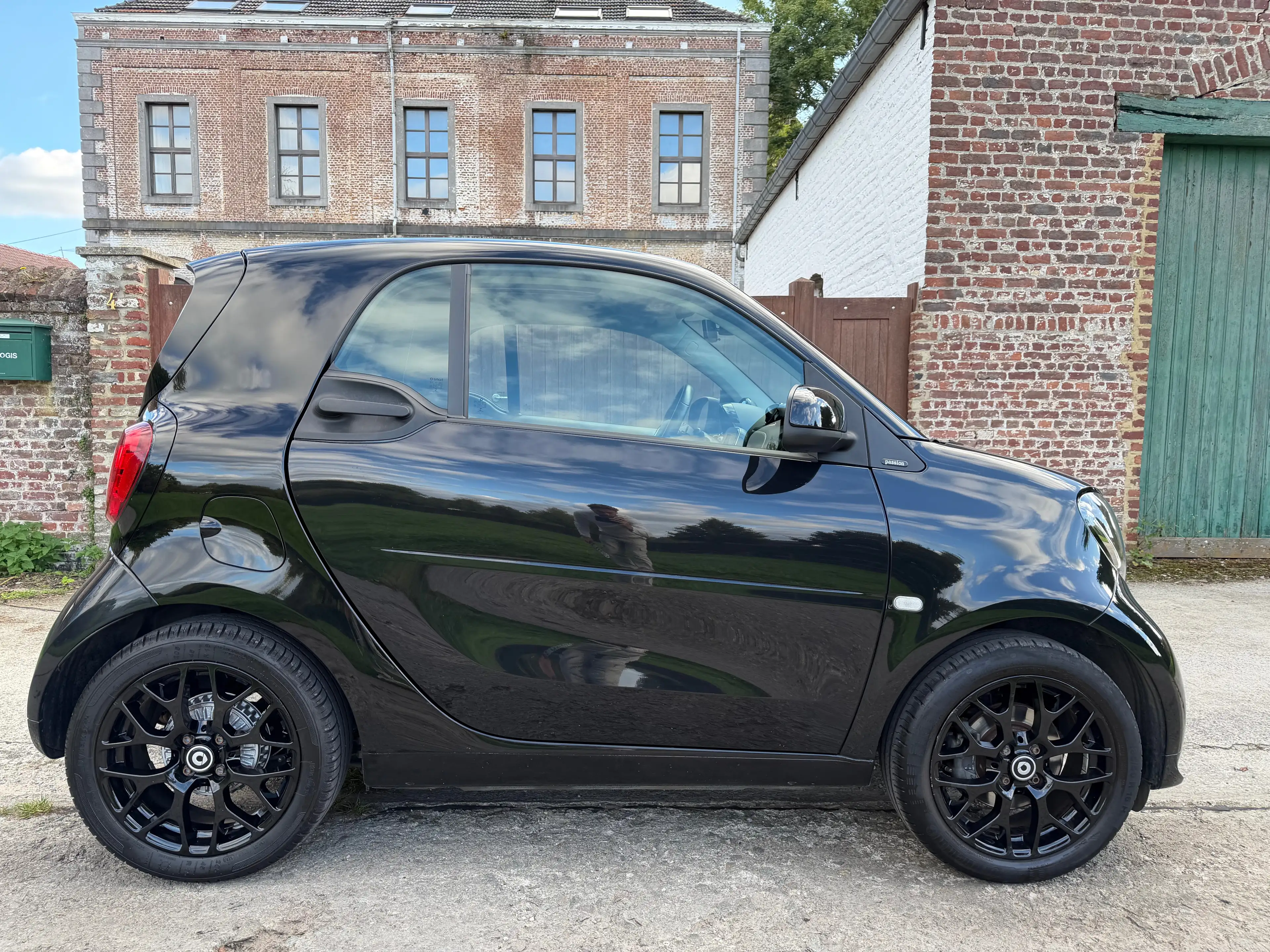 smart forTwo 0.9 Turbo Sport DCT *PANO || CAM || CARNET || SIEGES CHAUFFANTS* — photo 2