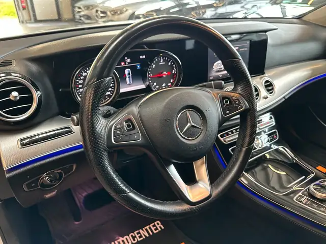 Mercedes-Benz 220 view 12
