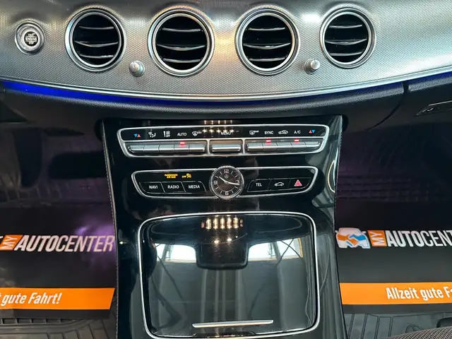 Mercedes-Benz 220 view 10