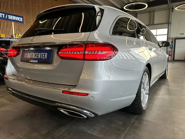 Mercedes-Benz 220 view 2