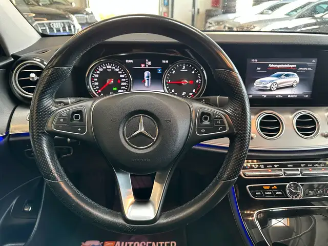 Mercedes-Benz 220 view 7