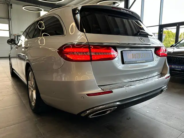 Mercedes-Benz 220 view 5
