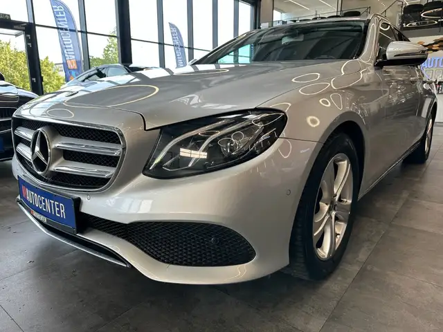 Mercedes-Benz 220 view 4