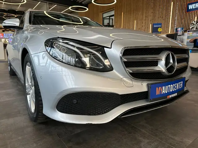 Mercedes-Benz 220 view 3