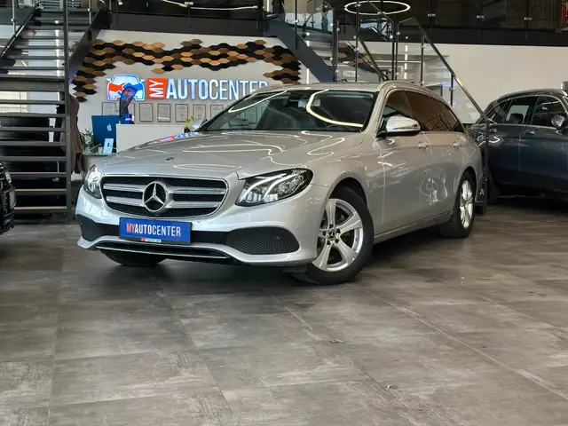 Mercedes-Benz 220 main image