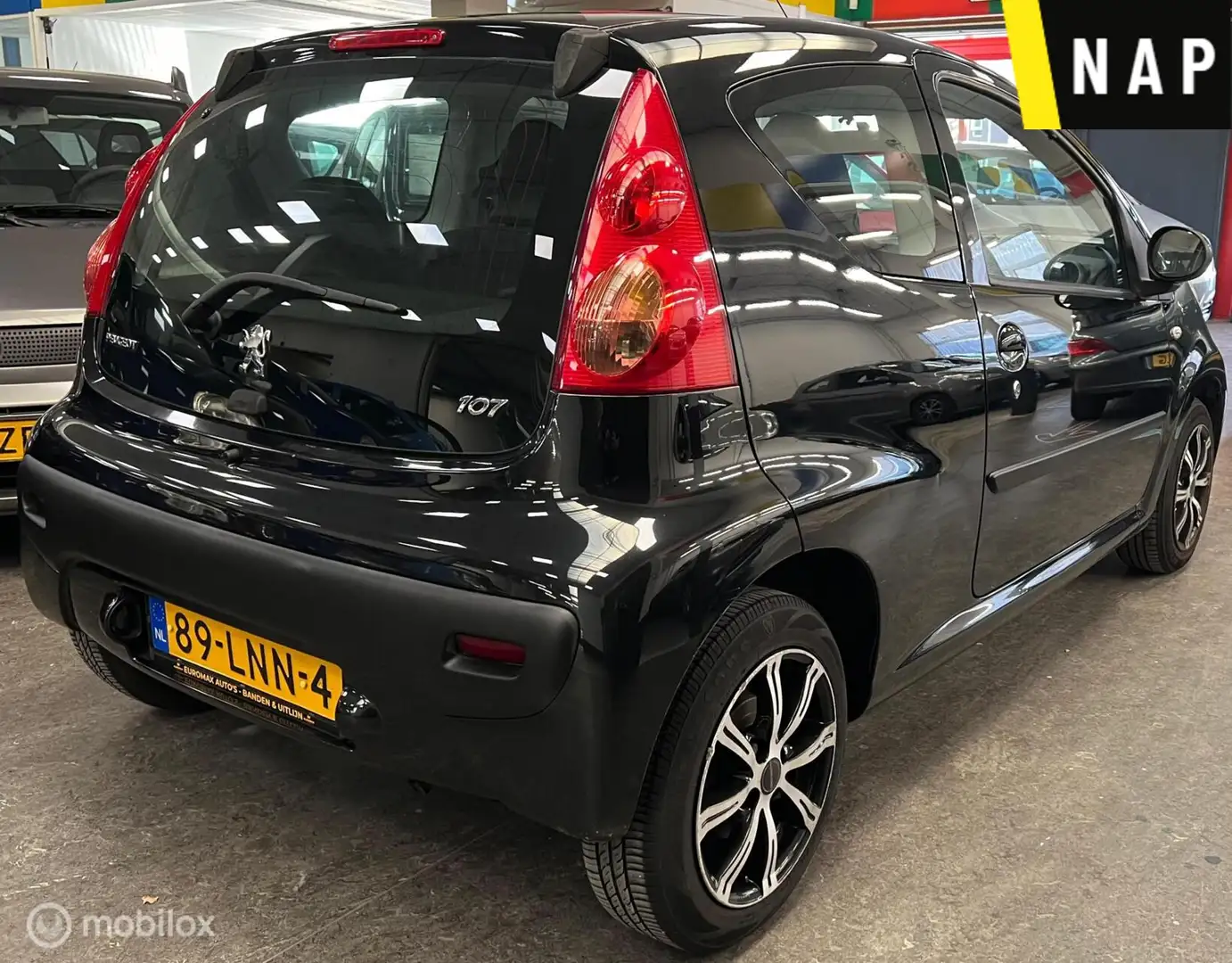 Peugeot 107 1.0-12V Urban Move NAP - Airco Noir - 2