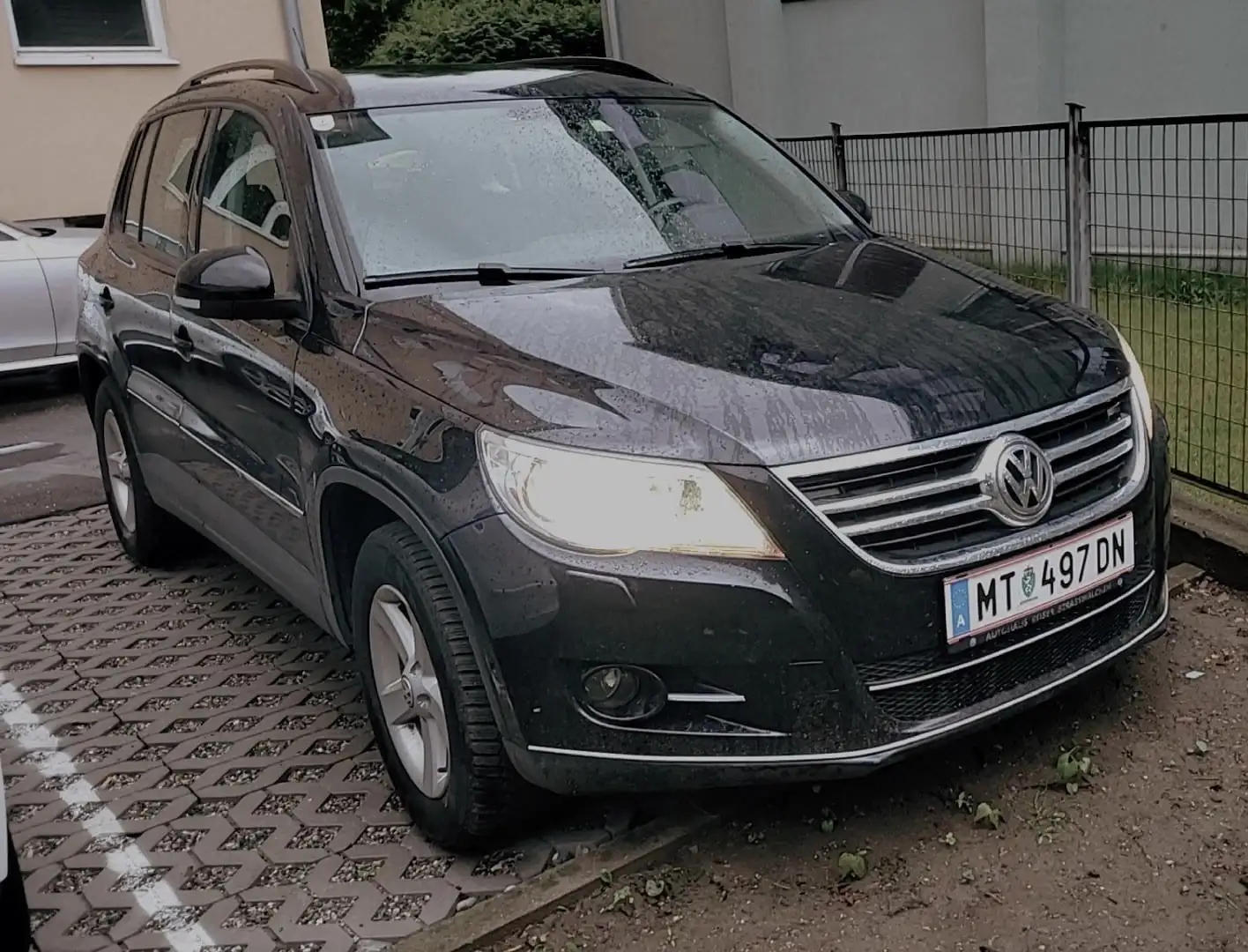 Volkswagen Tiguan 4 motion crna - 1