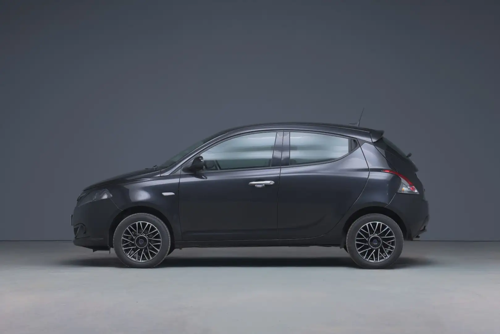 Lancia Ypsilon 1.0 Firefly Hybrid 70CV Platino Schwarz - 2