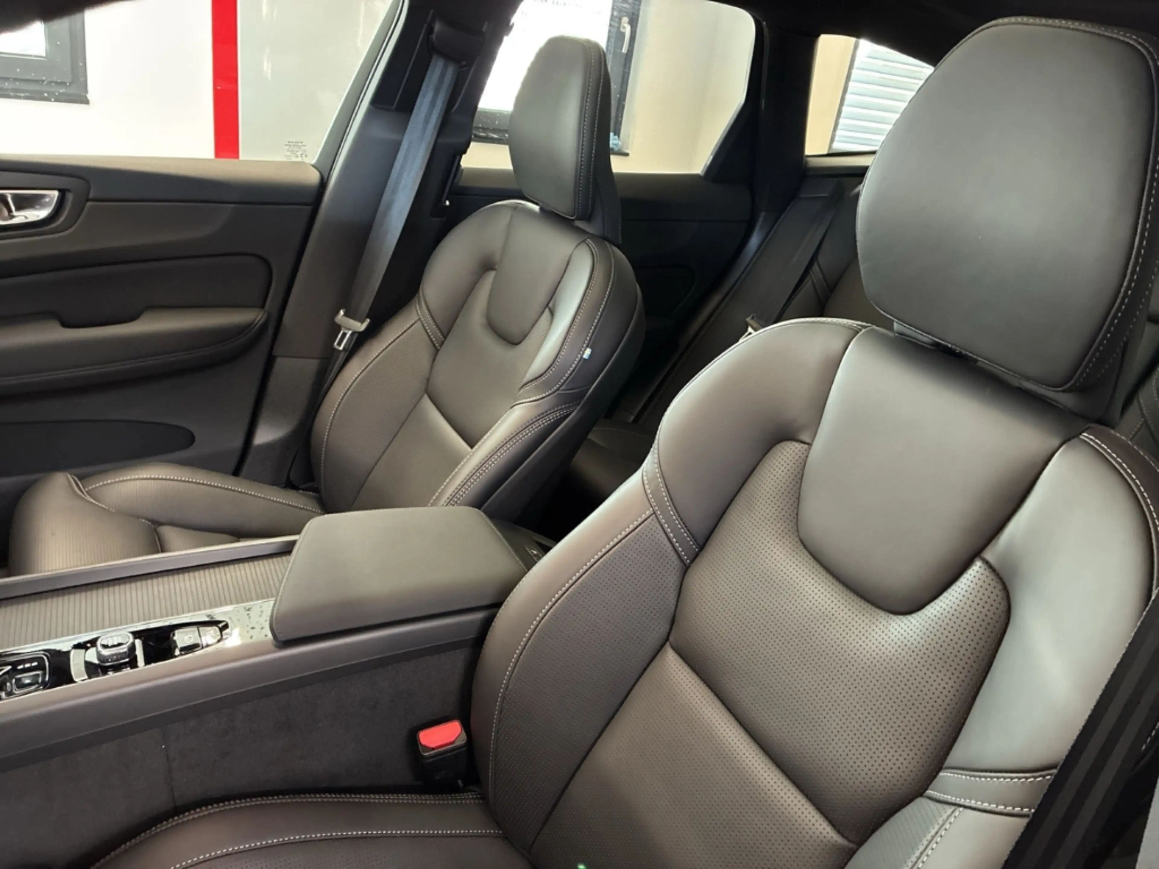 Volvo XC60 2.0 B5 MH AWD Black-Edition Plus AHK Harman Kardon — photo 12