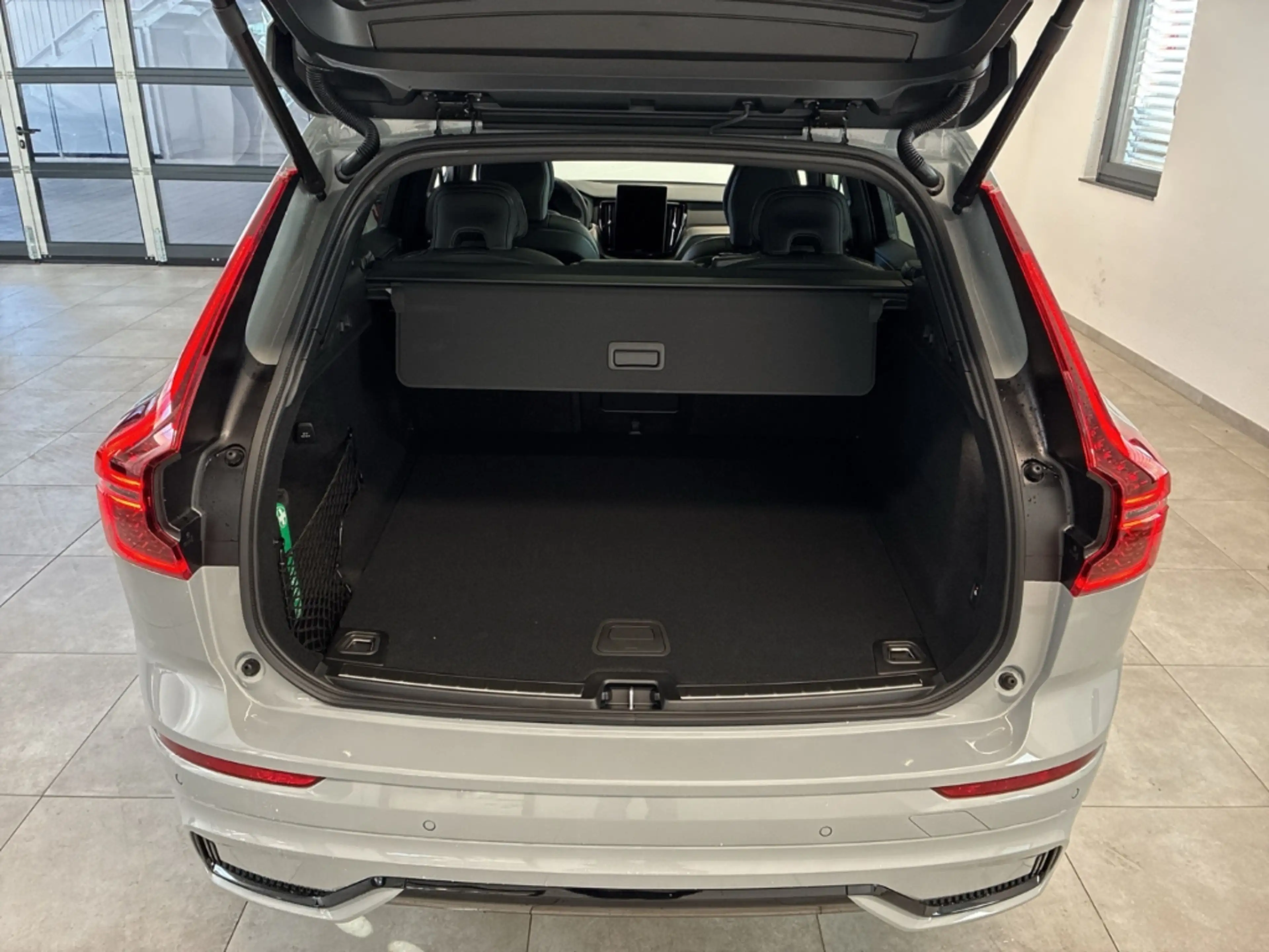 Volvo XC60 2.0 B5 MH AWD Black-Edition Plus AHK Harman Kardon — photo 6