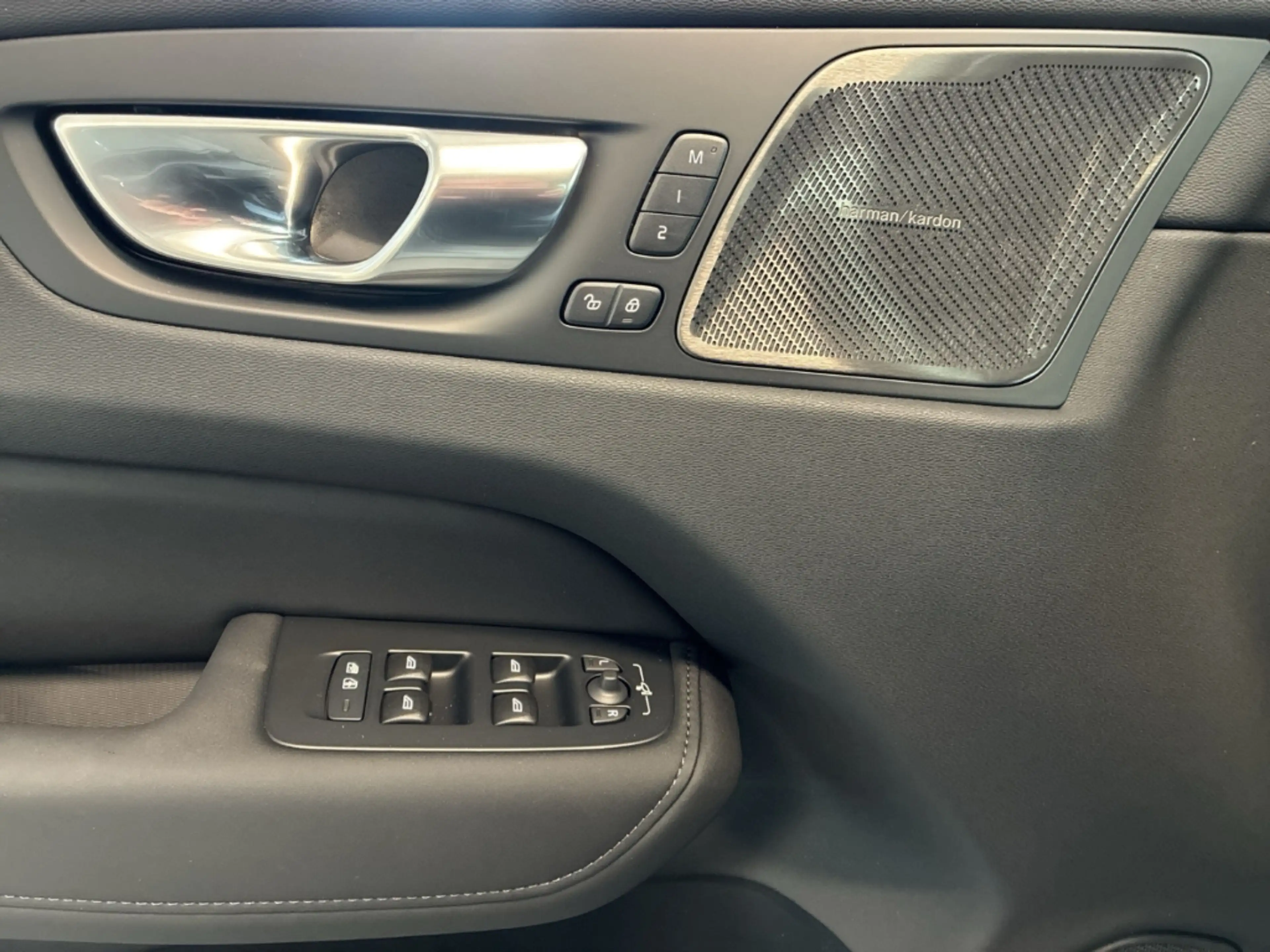 Volvo XC60 2.0 B5 MH AWD Black-Edition Plus AHK Harman Kardon — photo 11