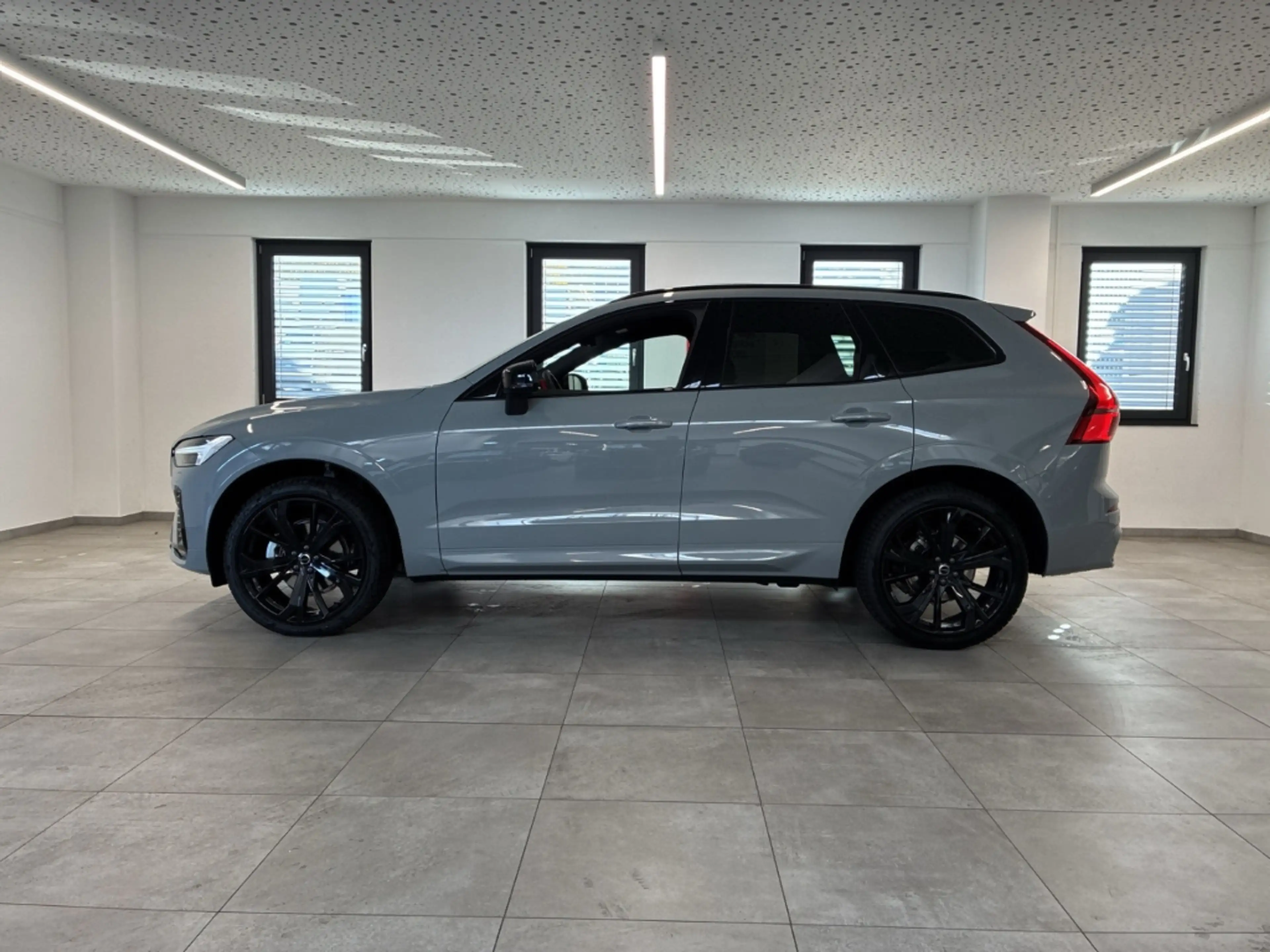 Volvo XC60 2.0 B5 MH AWD Black-Edition Plus AHK Harman Kardon — photo 2