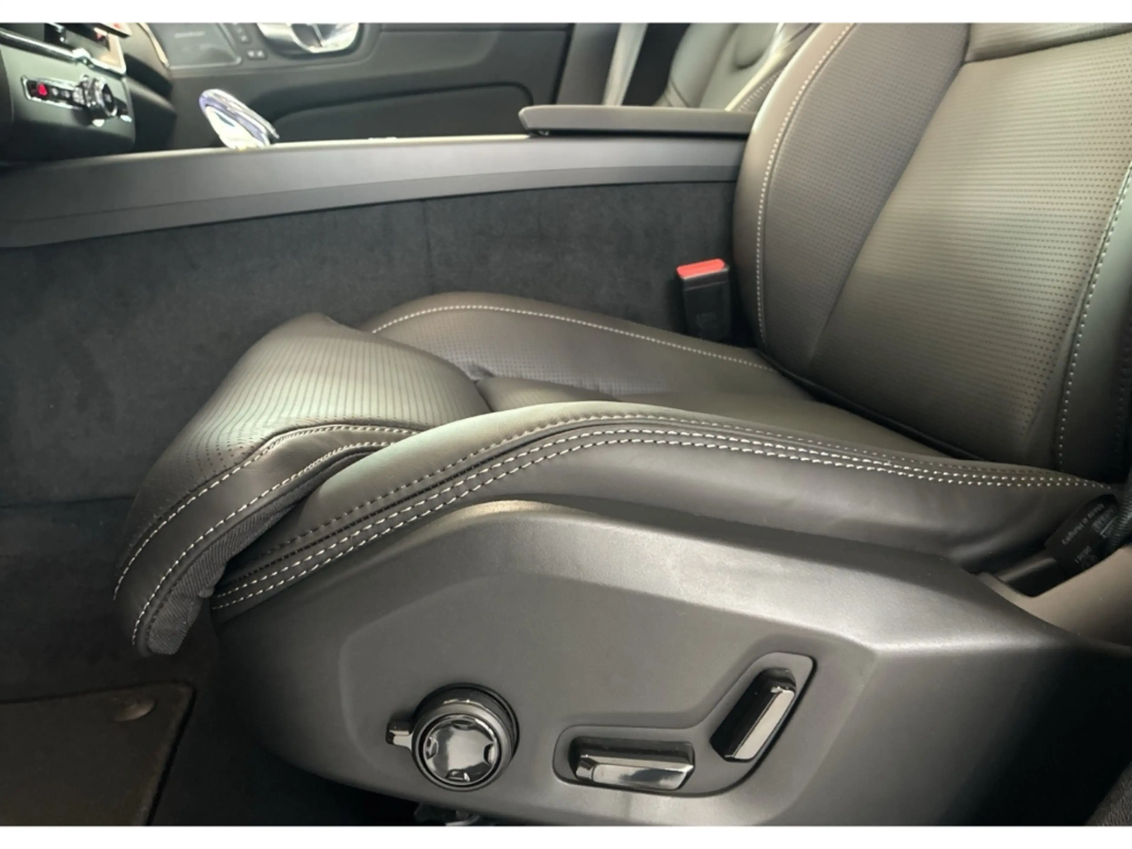 Volvo XC60 2.0 B5 MH AWD Black-Edition Plus AHK Harman Kardon — photo 10