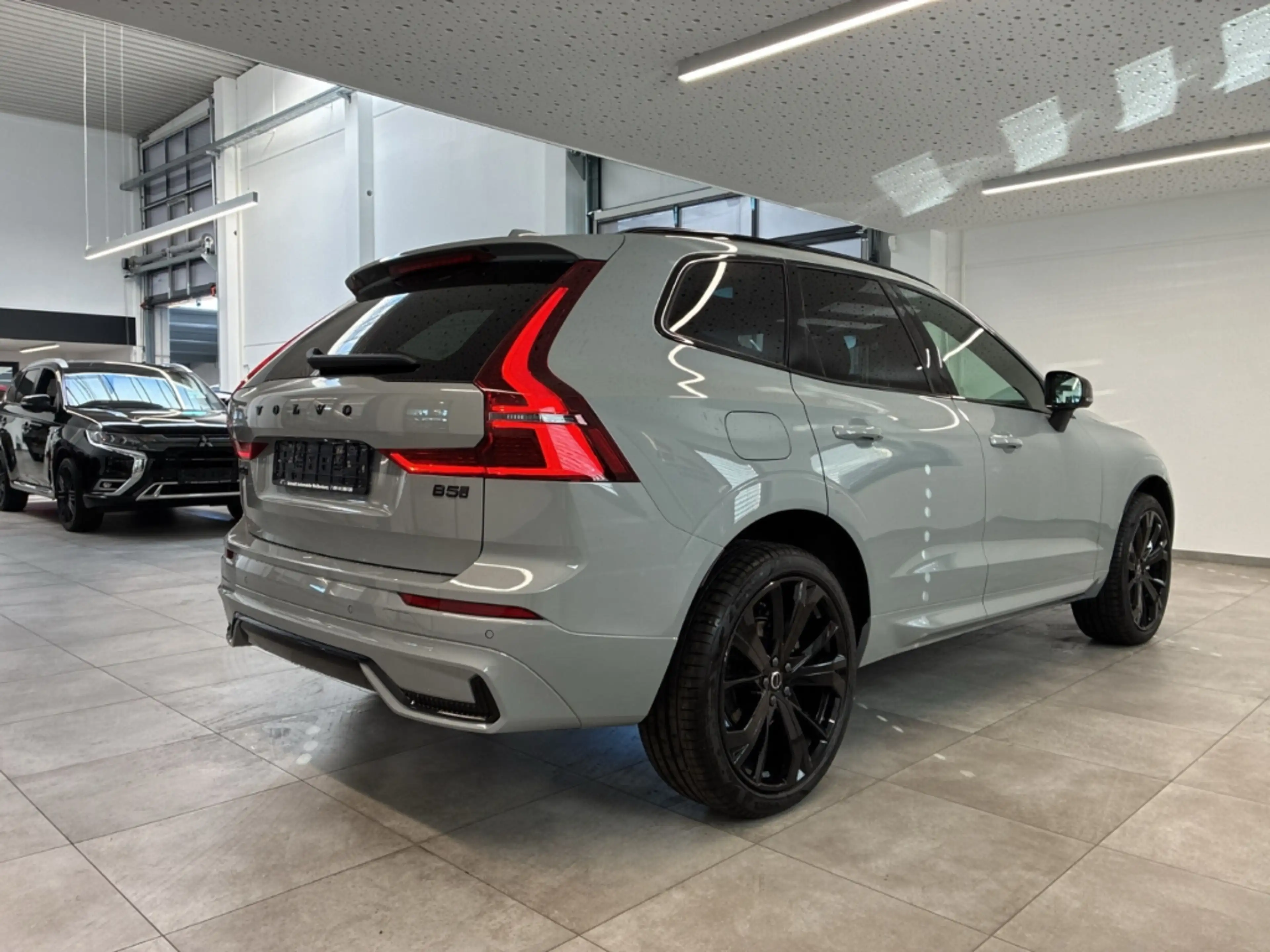 Volvo XC60 2.0 B5 MH AWD Black-Edition Plus AHK Harman Kardon — photo 4