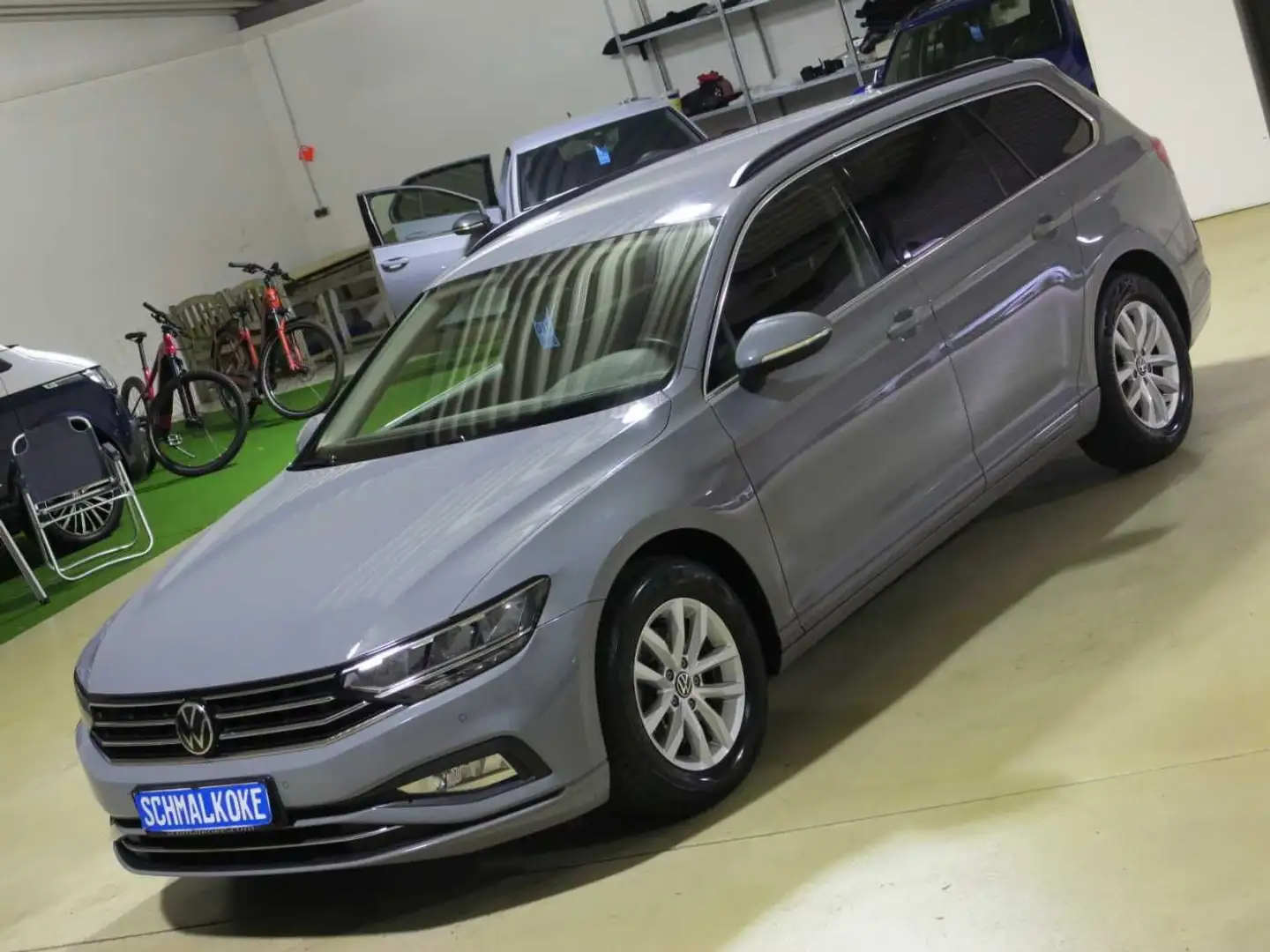 Volkswagen Passat Variant 2.0 TDI SCR DSG7 Business AHK Nav Grau - 2