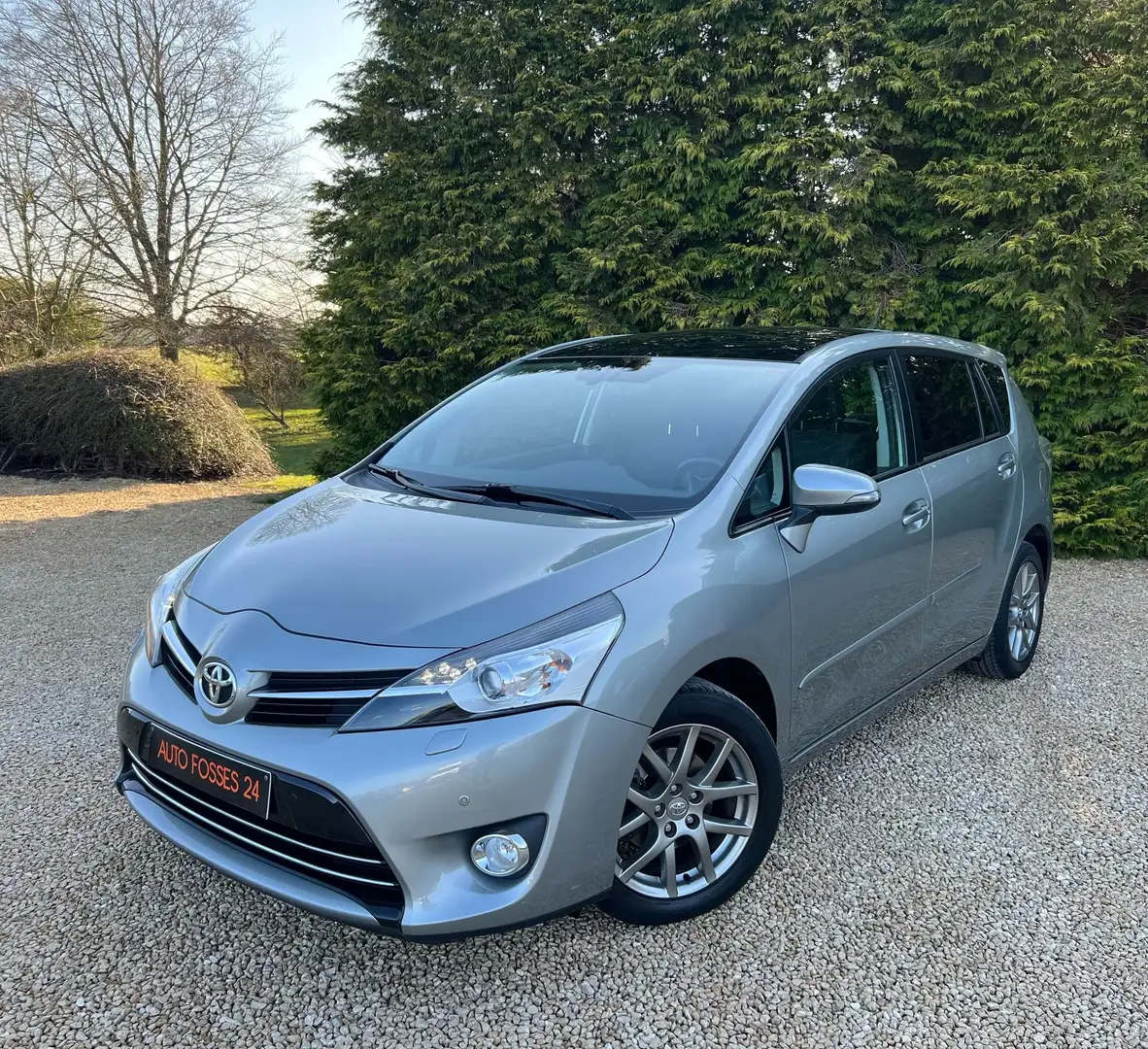 Toyota Verso 1.6i Premium 132 CV FULL OPTIONS PANORAMIQUE XENON Grau - 1