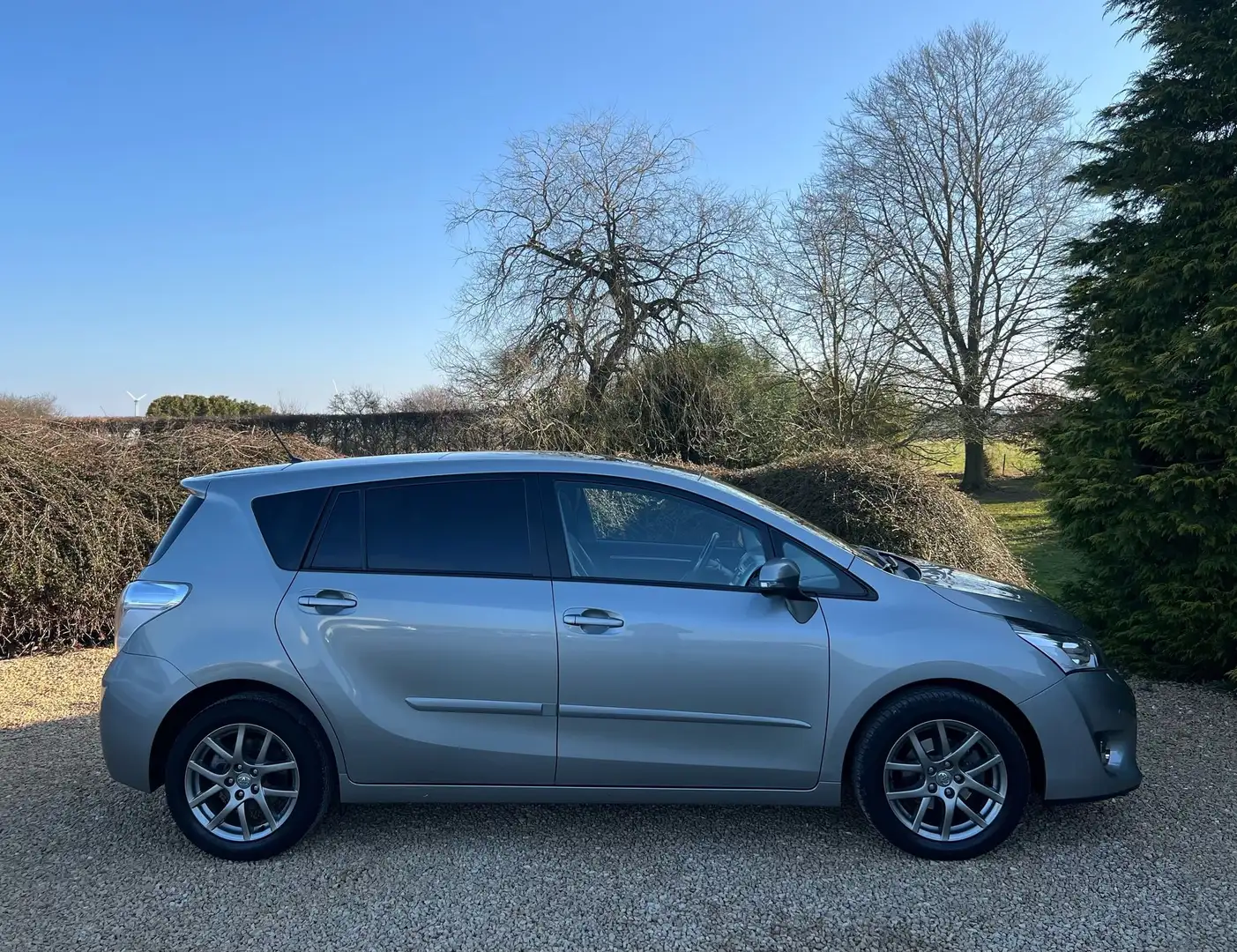 Toyota Verso 1.6i Premium 132 CV FULL OPTIONS PANORAMIQUE XENON Grau - 2