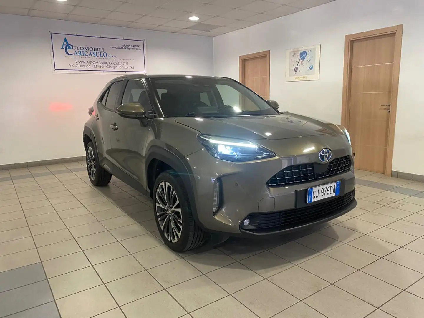 Toyota Yaris Cross 1.5 Hybrid 5p. E-CVT Lounge Gris - 1