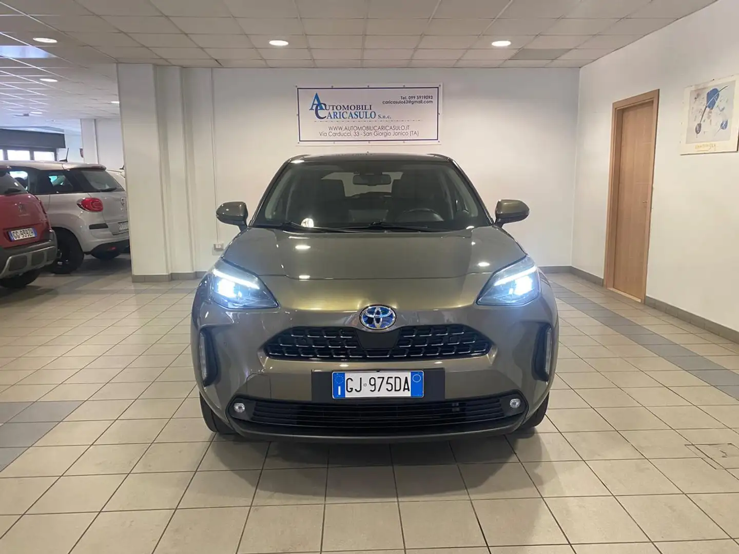 Toyota Yaris Cross 1.5 Hybrid 5p. E-CVT Lounge Gris - 2