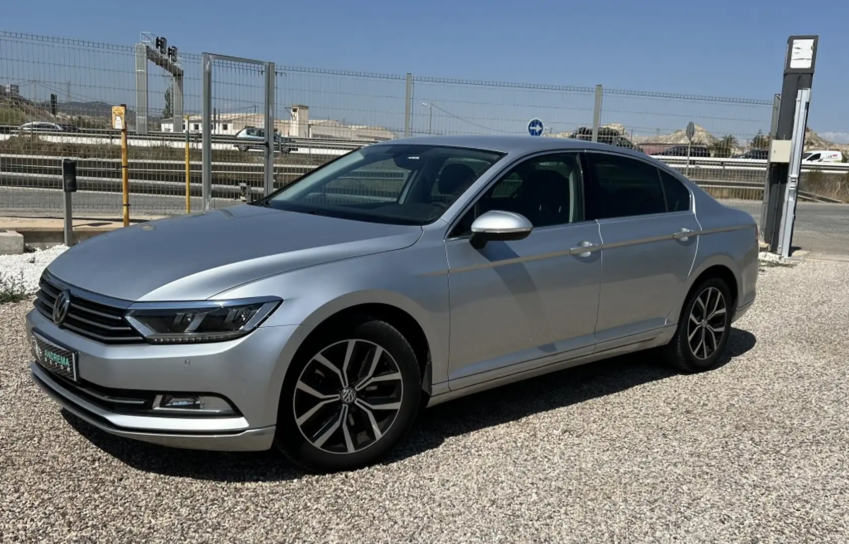 Volkswagen Passat 1.5 TSI 110kW Silver - 1