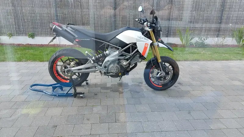 Aprilia Dorsoduro - foto 2
