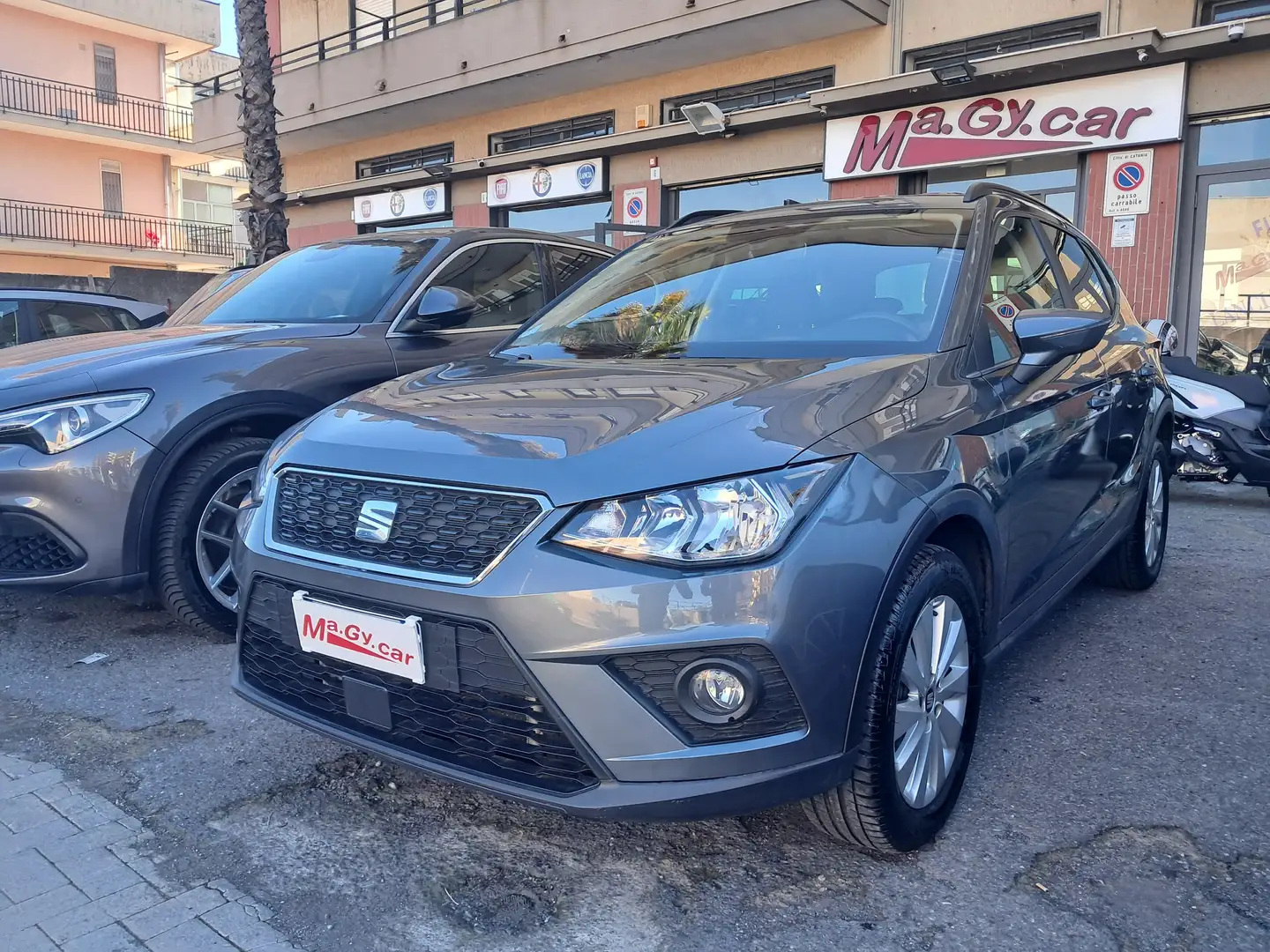 SEAT Arona 1.6 TDI 95 cv Style Gris - 1