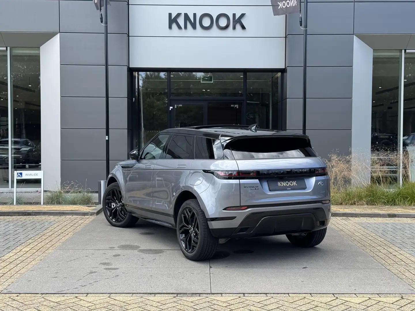 Land Rover Range Rover Evoque P300e AWD R-Dynamic SE Grijs - 2