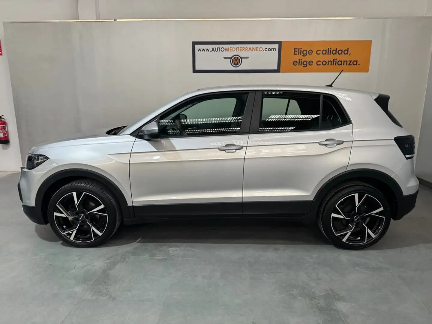 Volkswagen T-Cross 1.0 TSI Advance Gris - 2