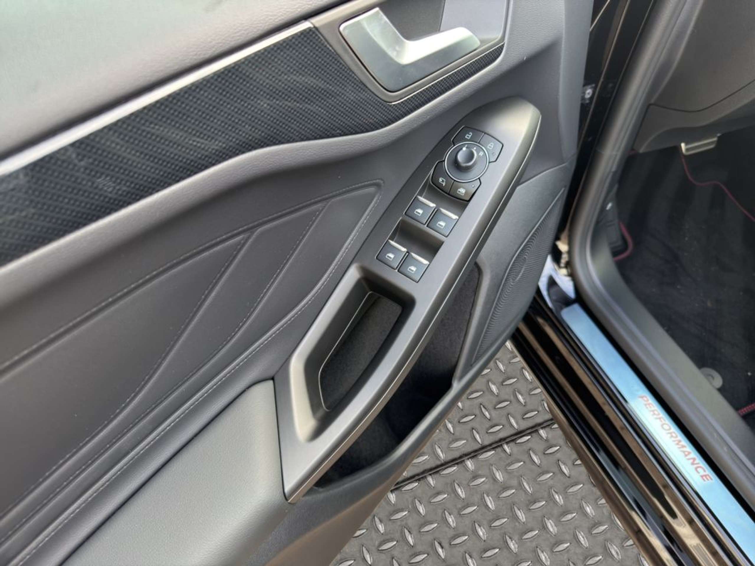 Fahrzeugabbildung Ford Focus Turnier ST X *PANO*ELEK.-HECK*B&O*AUTOMATIK* - mit KI generiert/bearbeitet