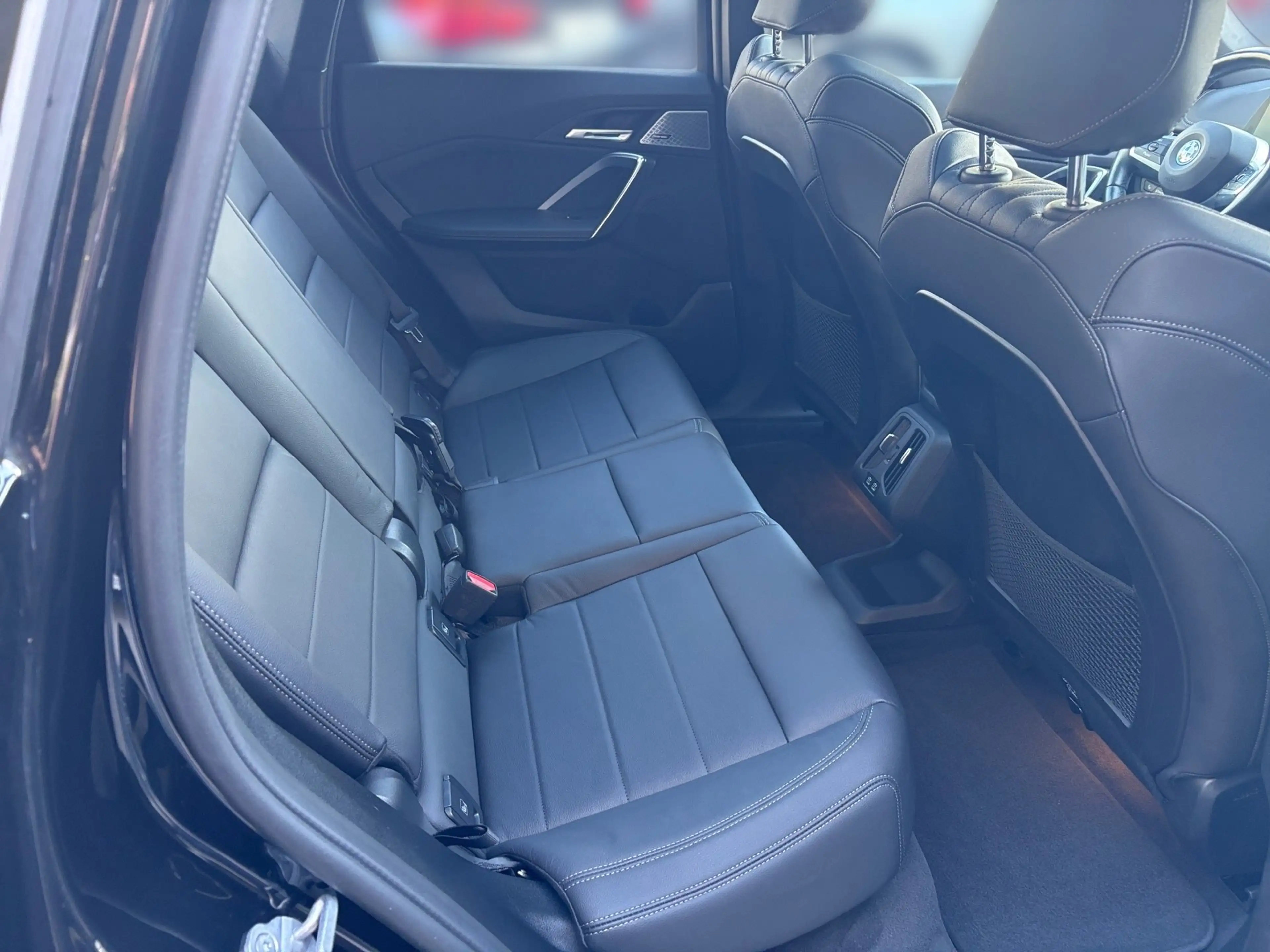 BMW iX1 xDrive30 — photo 8