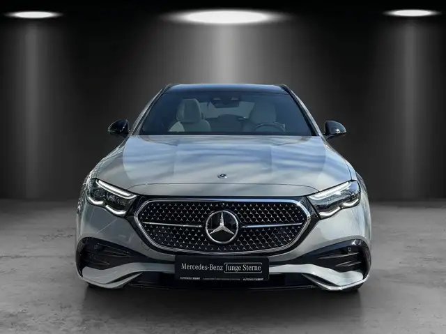 Mercedes-Benz 220 view 6