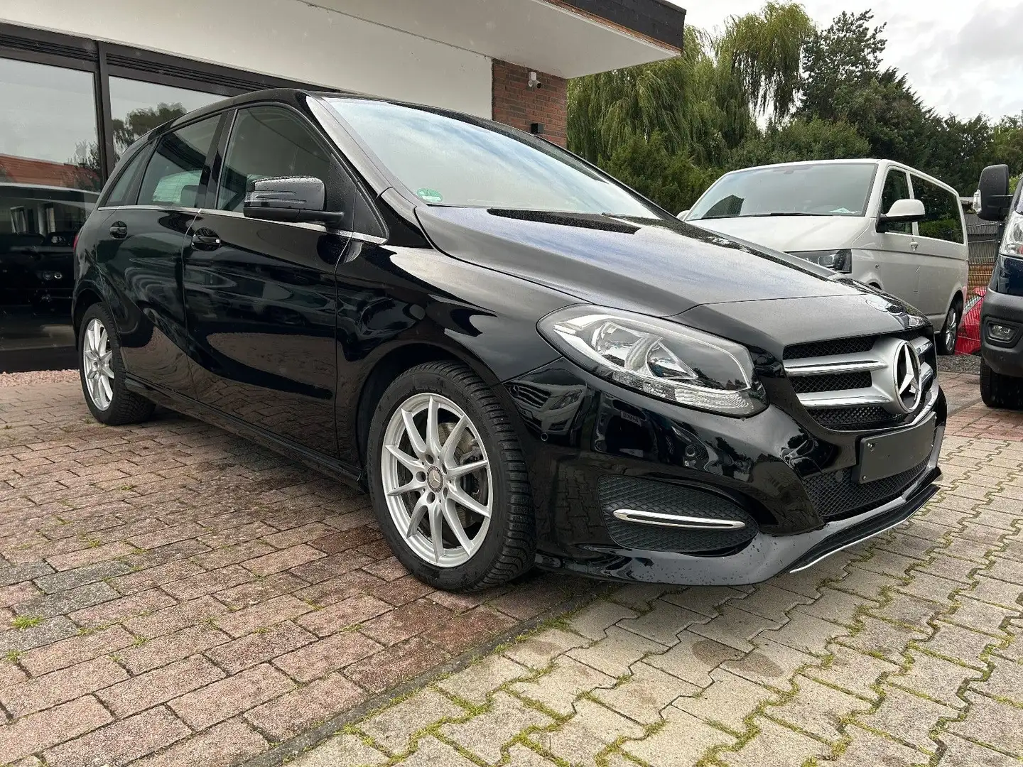 Mercedes-Benz B 200 B -Klasse 7G-DCT Klima*NAVI*SHZ*AHK Schwarz - 1