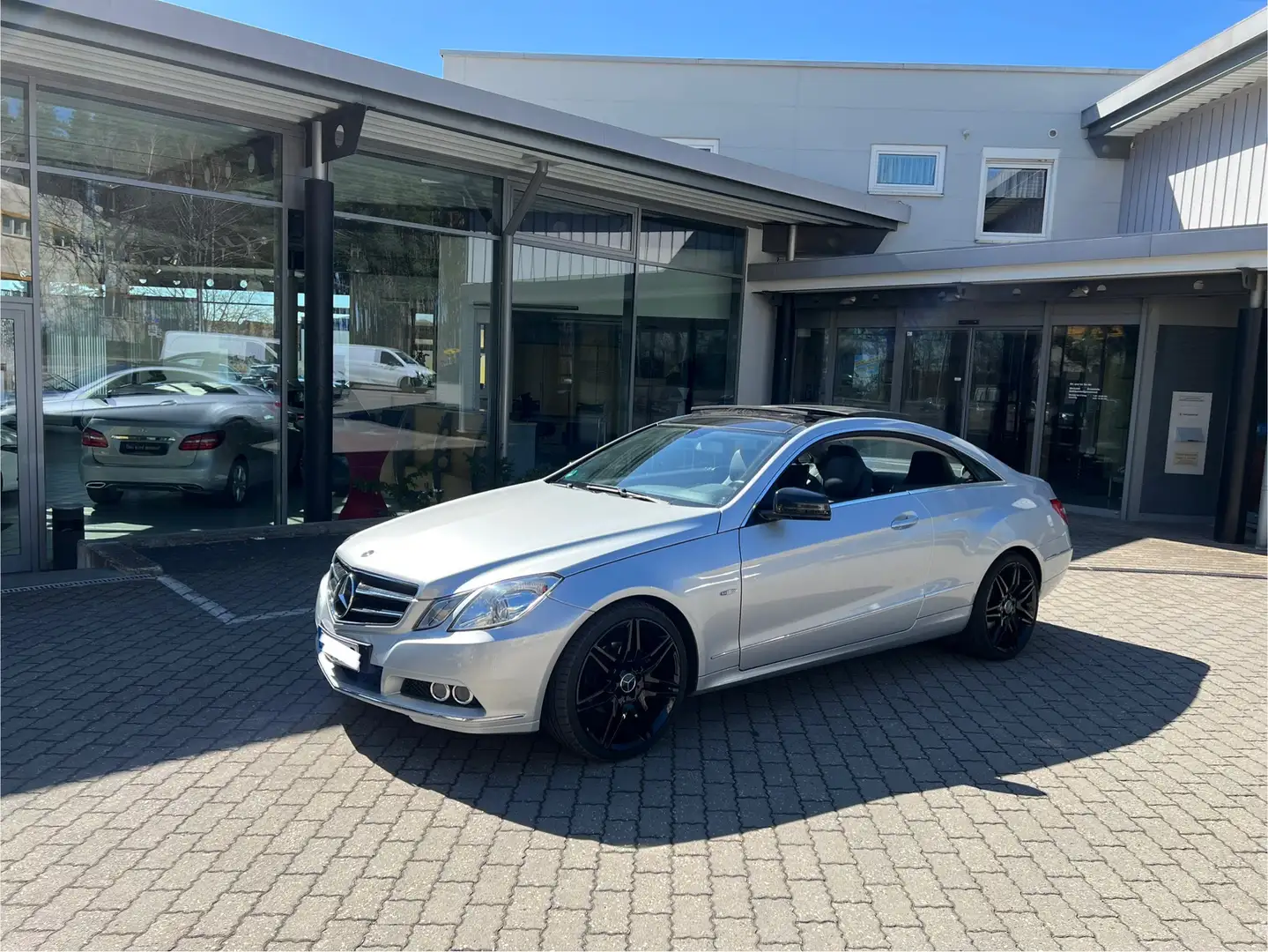 Mercedes-Benz E 250 Coupe Automatik, Pano, TÜV & Service neu, wenig k - 1
