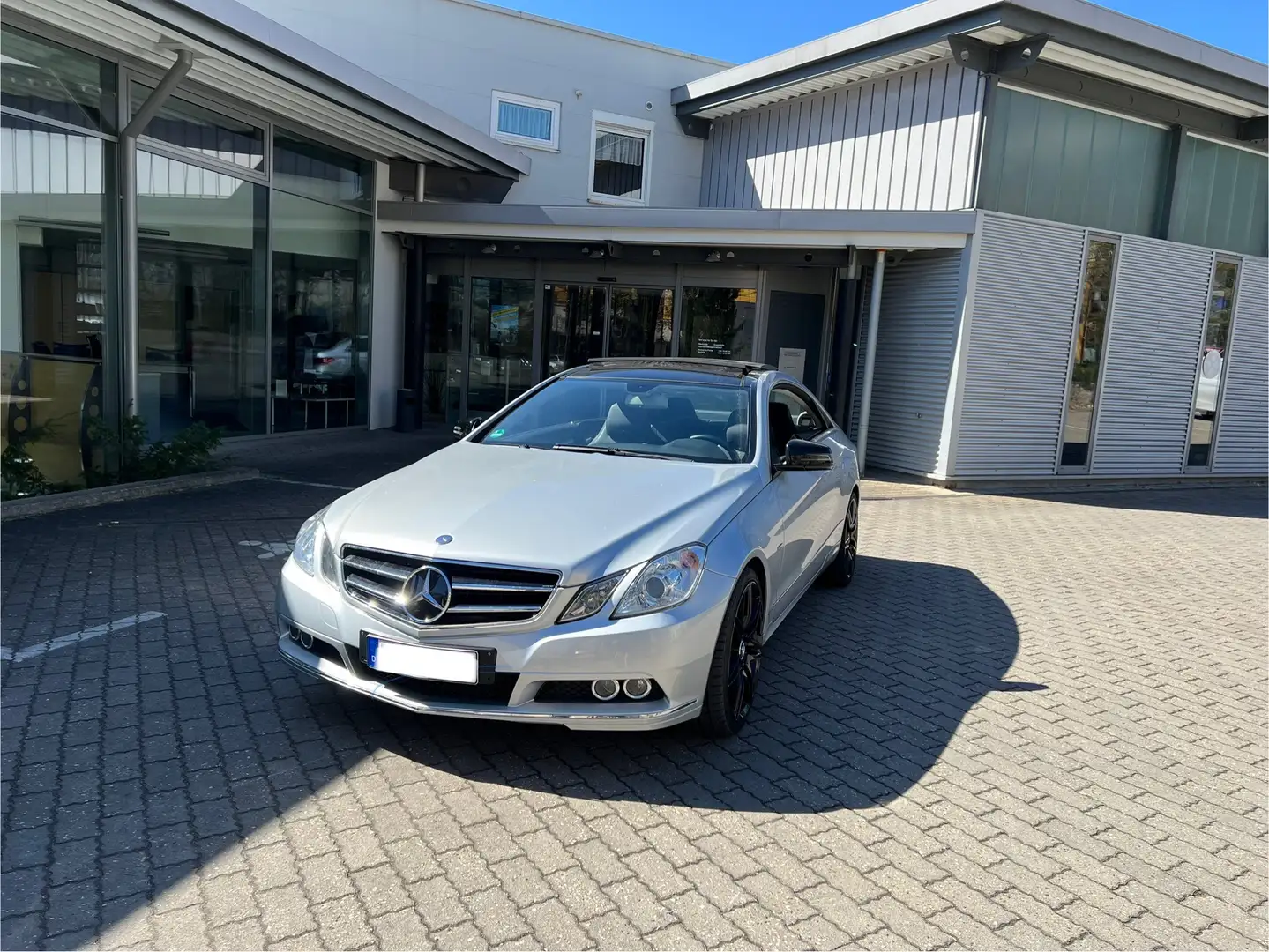 Mercedes-Benz E 250 Coupe Automatik, Pano, TÜV & Service neu, wenig k - 2