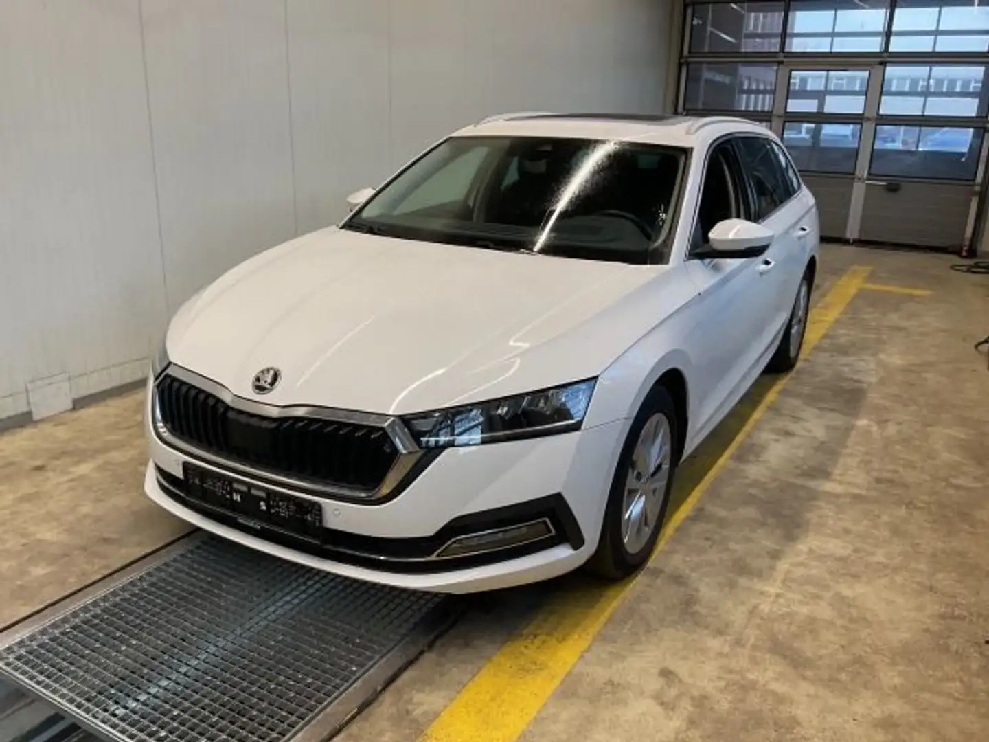 Skoda Octavia Combi 2.0 TDI Style DSG AHK HeadUp Navi Weiß - 2