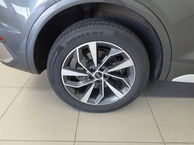 Audi Q5 view 12